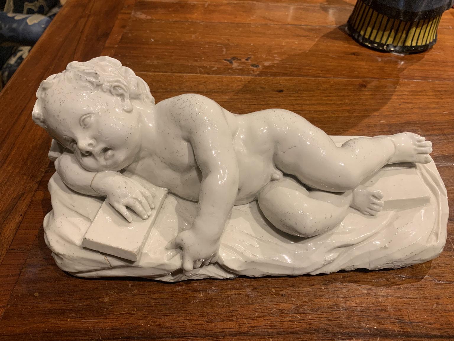 Italia Mediados del siglo XVIII Fábrica de Doccia Escultura de porcelana blanca Niño dormido en venta 8