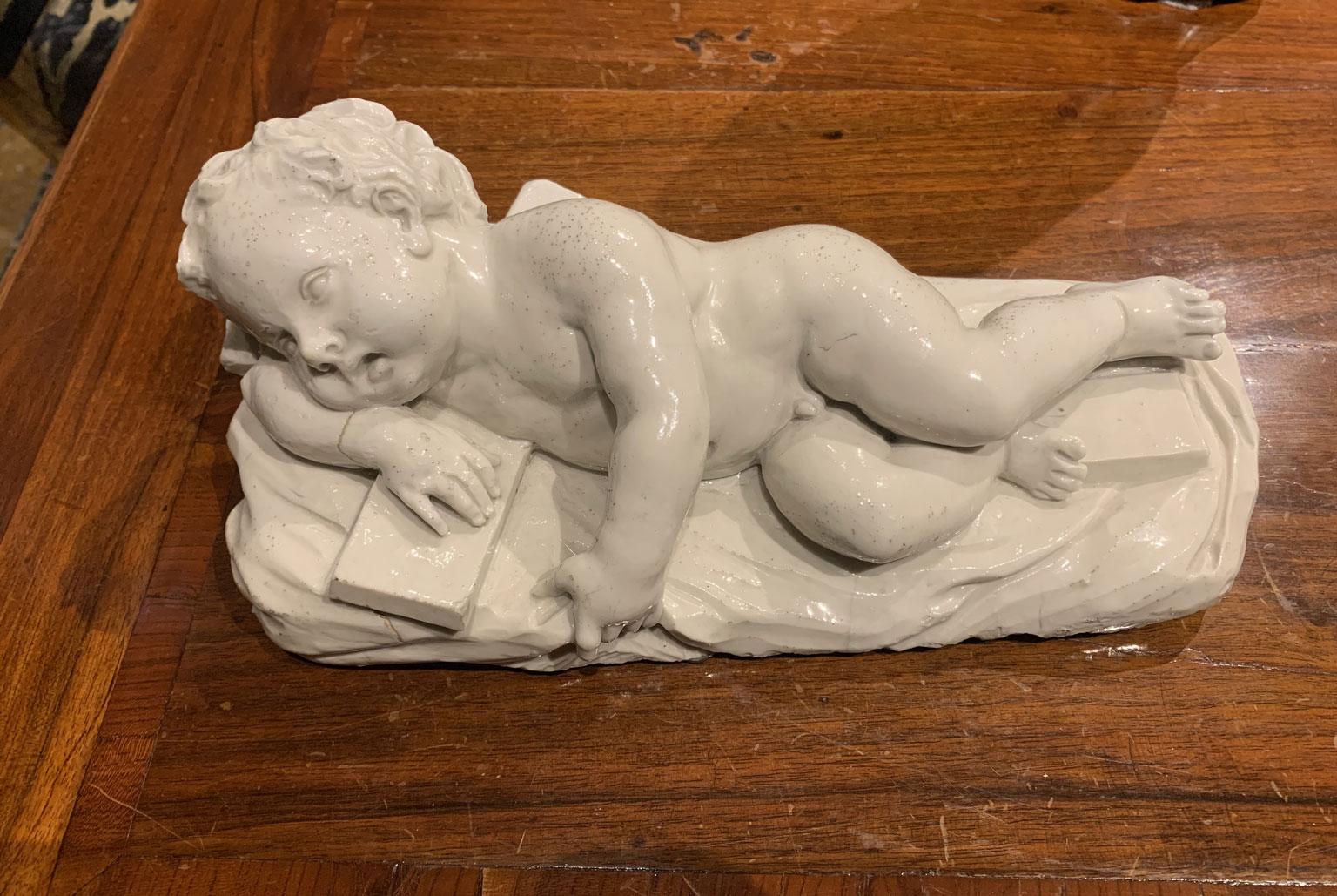 Esta refinada y preciosa escultura de porcelana blanca representa al Niño Jesús dormido, que se convirtió en un tema muy popular en el arte barroco desde el siglo XVII.
Los delicados y extremadamente conmovedores rasgos expresivos del presente