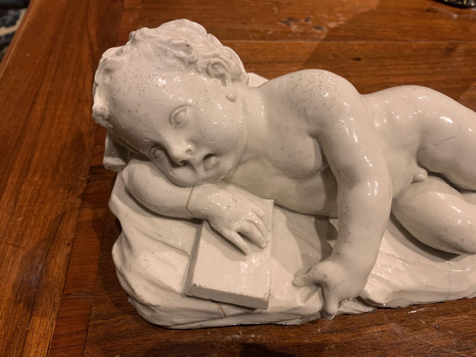 Italia Mediados del siglo XVIII Fábrica de Doccia Escultura de porcelana blanca Niño dormido Barroco en venta
