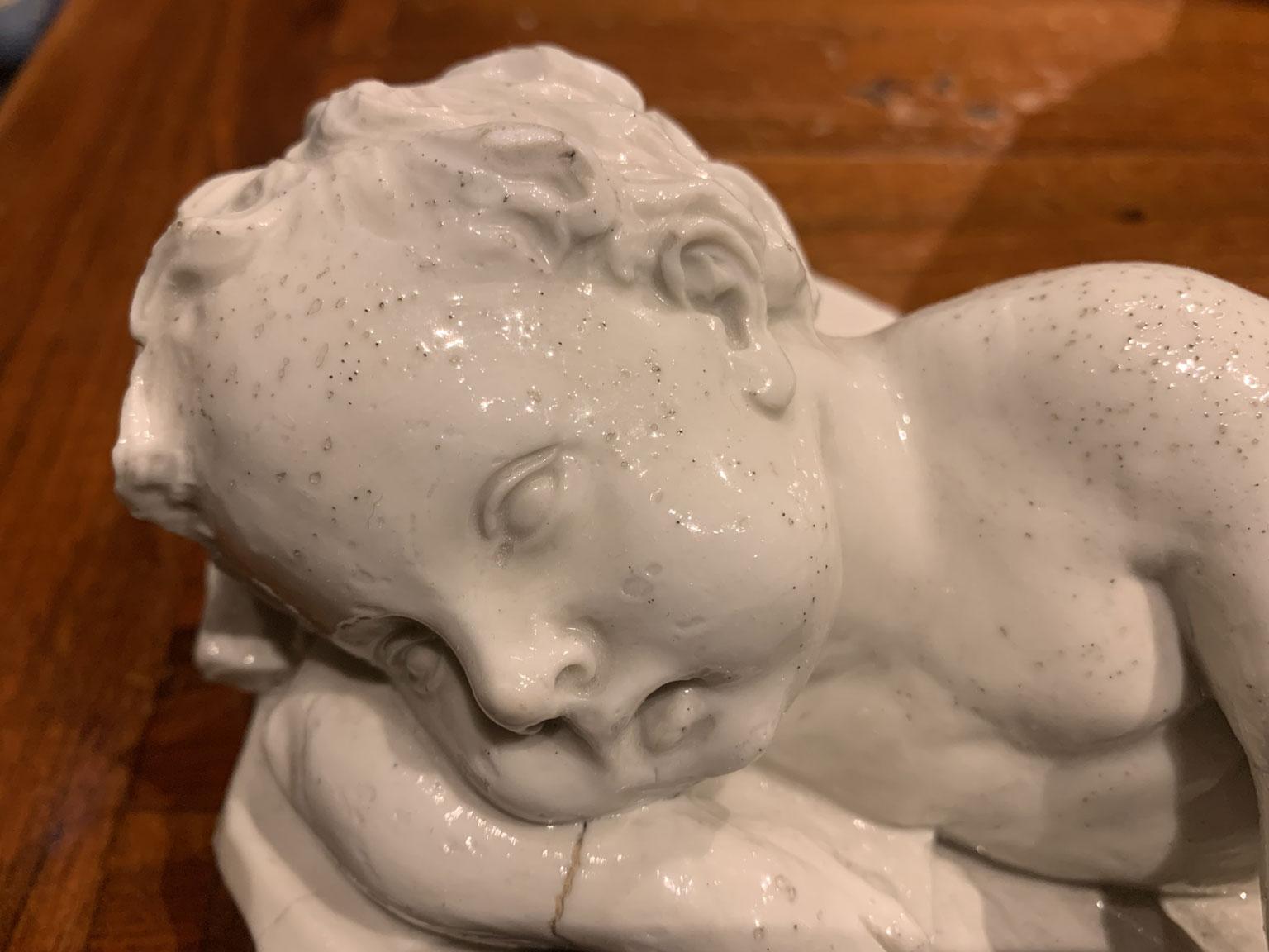Italia Mediados del siglo XVIII Fábrica de Doccia Escultura de porcelana blanca Niño dormido Italiano en venta