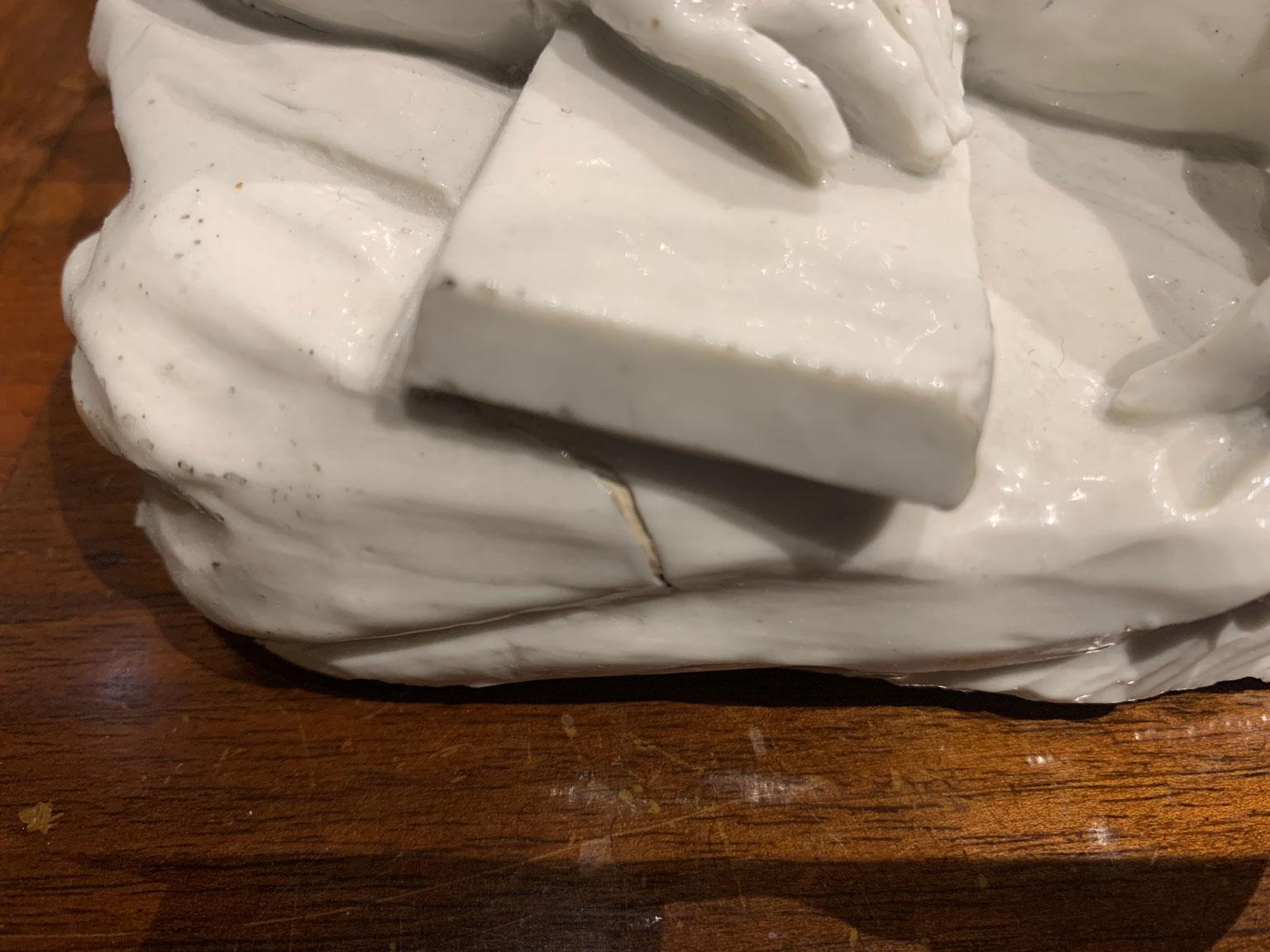 Italia Mediados del siglo XVIII Fábrica de Doccia Escultura de porcelana blanca Niño dormido Hecho a mano en venta