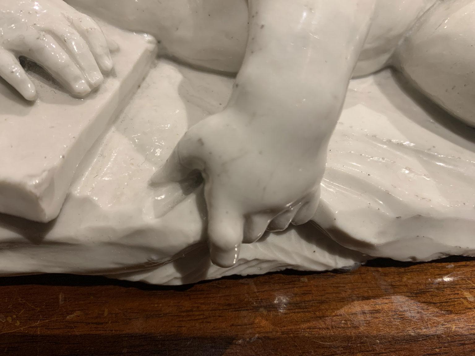 Italia Mediados del siglo XVIII Fábrica de Doccia Escultura de porcelana blanca Niño dormido en Bueno estado para la venta en Brescia, IT