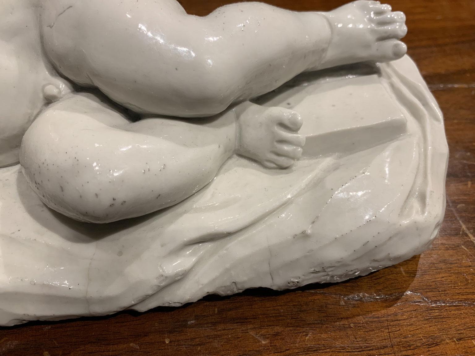 Italia Mediados del siglo XVIII Fábrica de Doccia Escultura de porcelana blanca Niño dormido Porcelana en venta