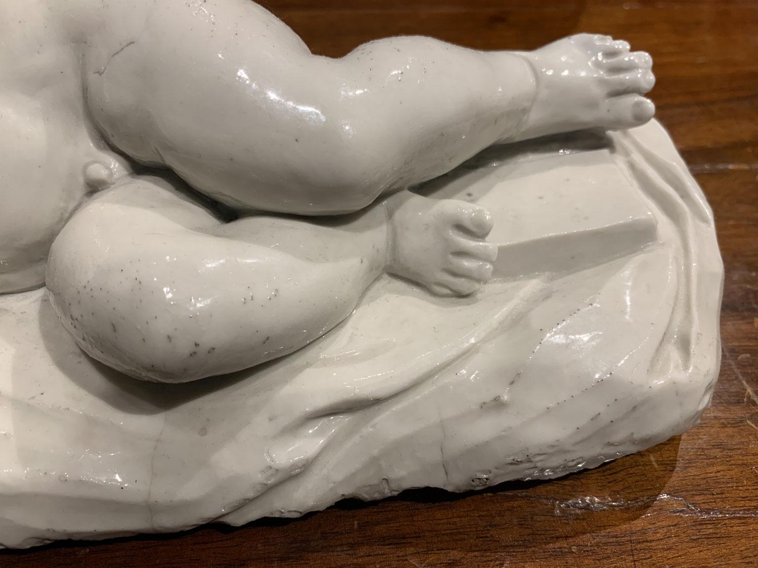 Italia Mediados del siglo XVIII Fábrica de Doccia Escultura de porcelana blanca Niño dormido en venta 1