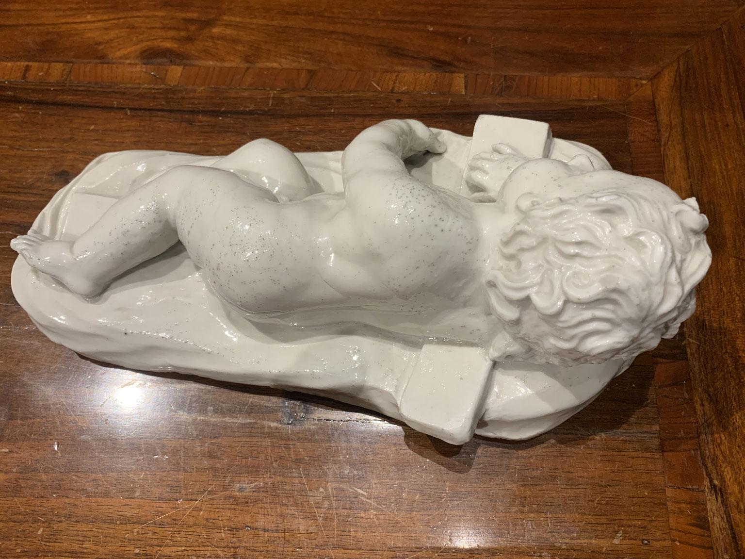 Italia Mediados del siglo XVIII Fábrica de Doccia Escultura de porcelana blanca Niño dormido en venta 2