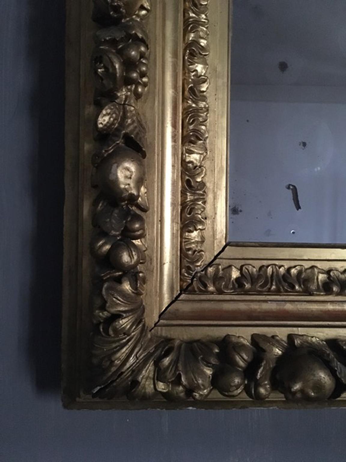 Italie Miroir baroque du milieu du XVIIIe siècle avec cadre en bois doré sculpté en vente 4