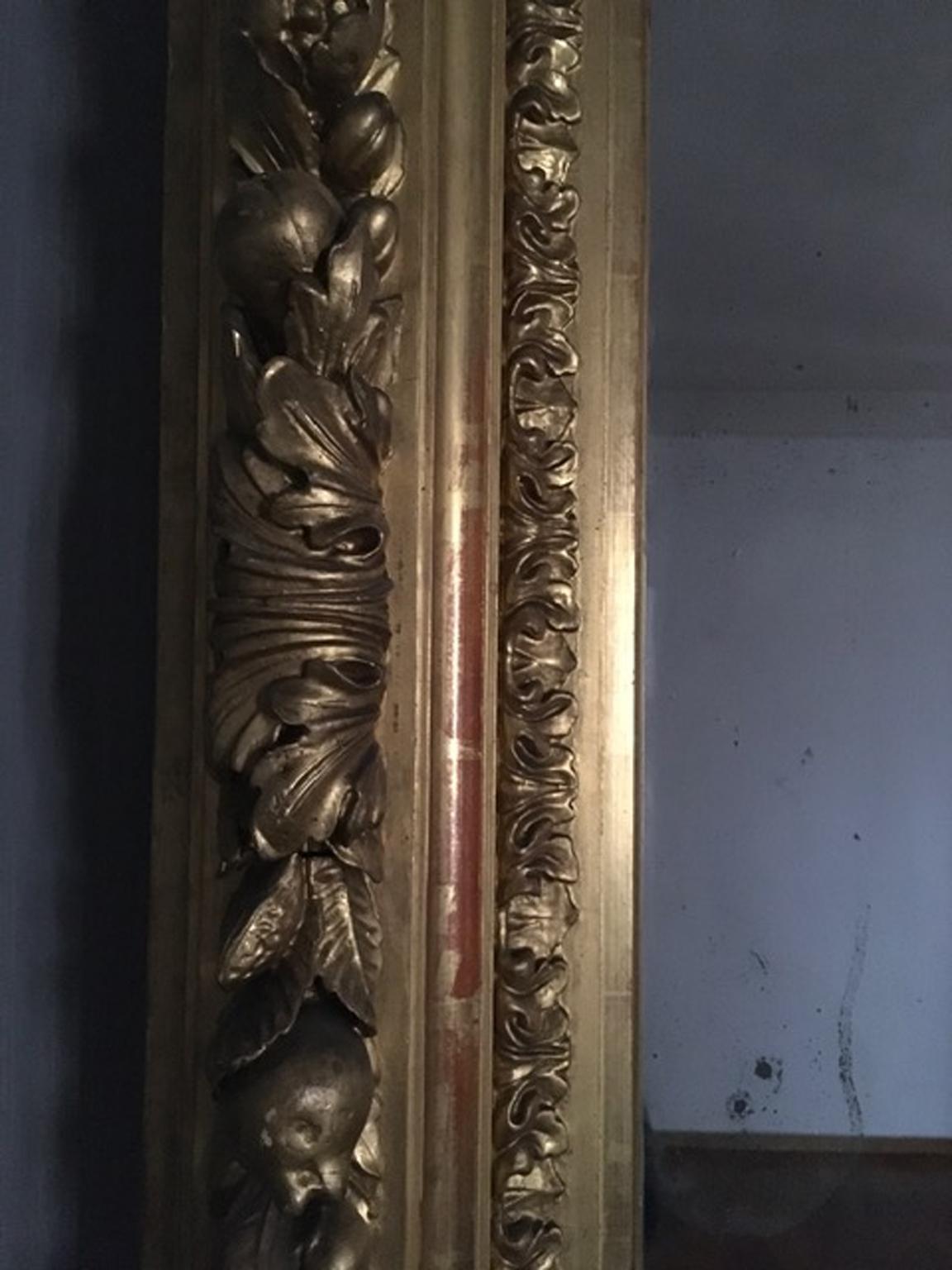 Italie Miroir baroque du milieu du XVIIIe siècle avec cadre en bois doré sculpté en vente 5