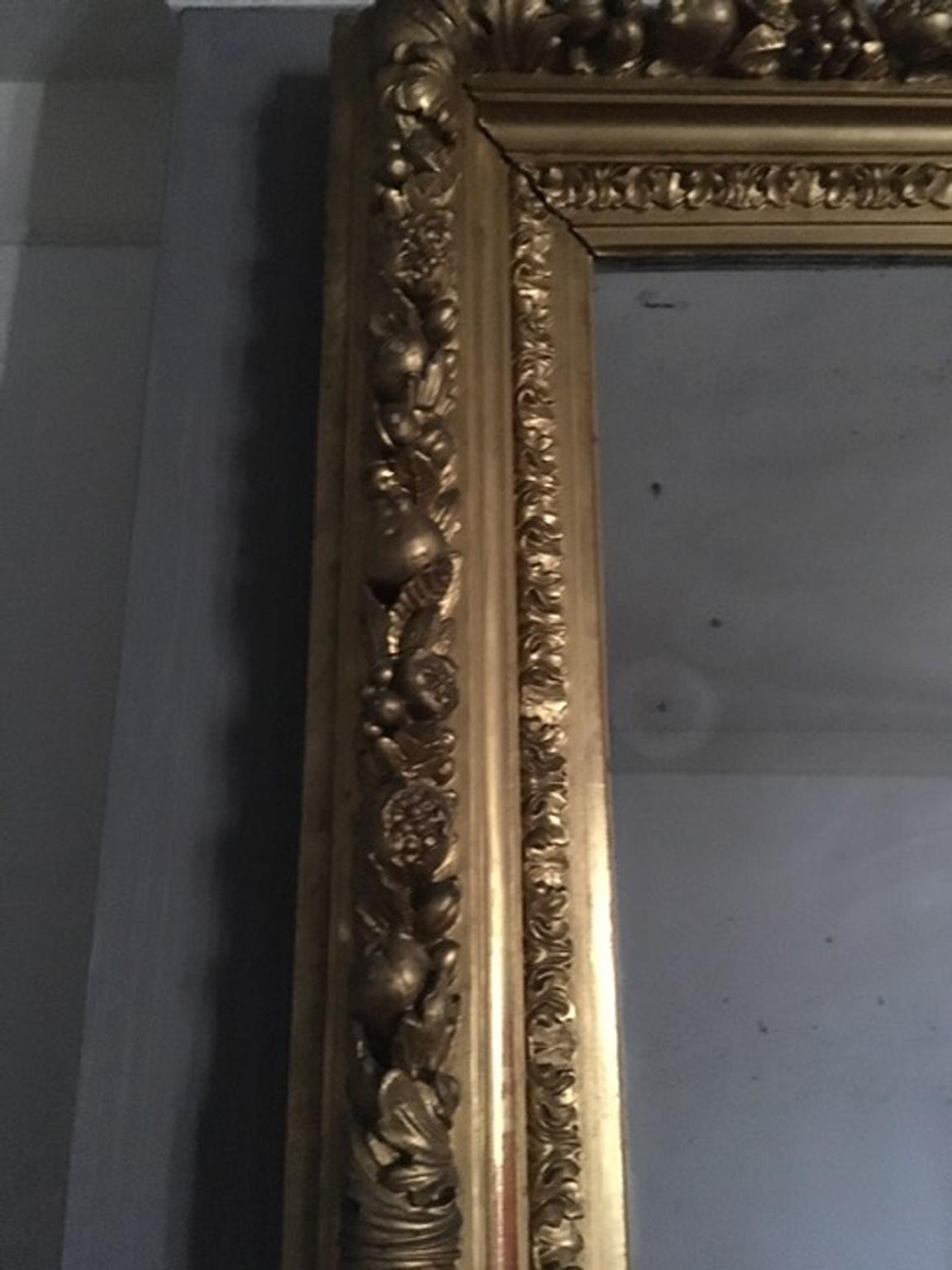 Italie Miroir baroque du milieu du XVIIIe siècle avec cadre en bois doré sculpté en vente 6