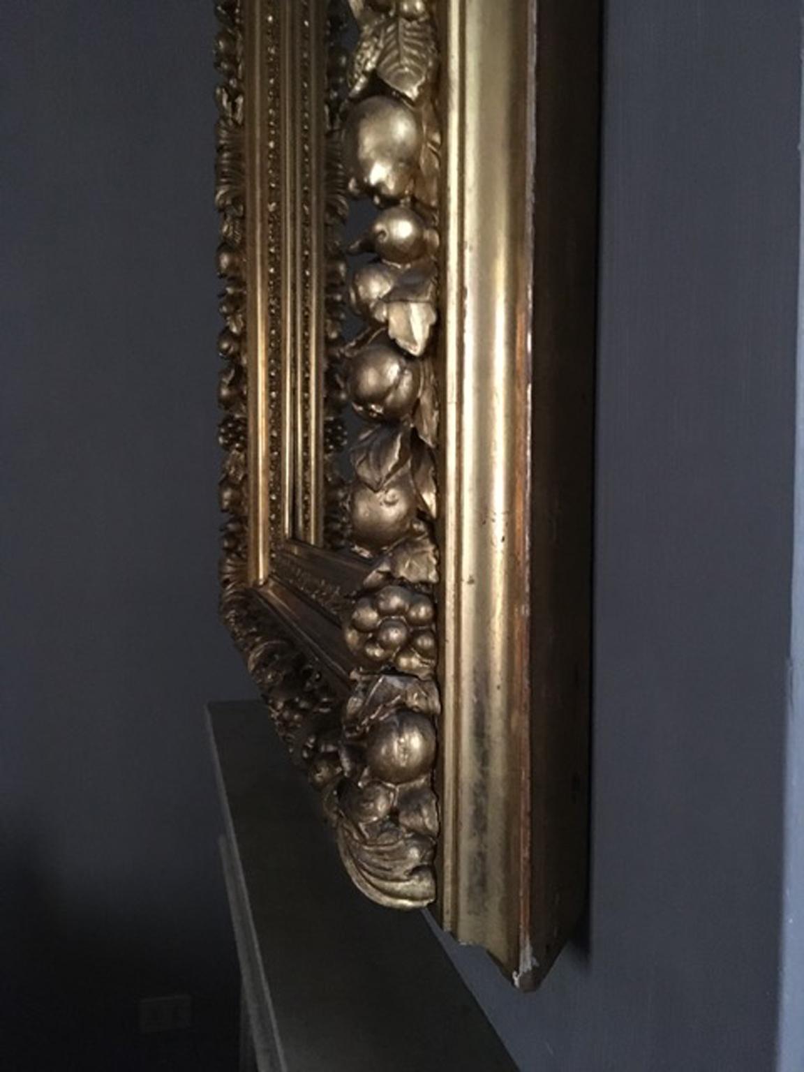 Italie Miroir baroque du milieu du XVIIIe siècle avec cadre en bois doré sculpté en vente 9