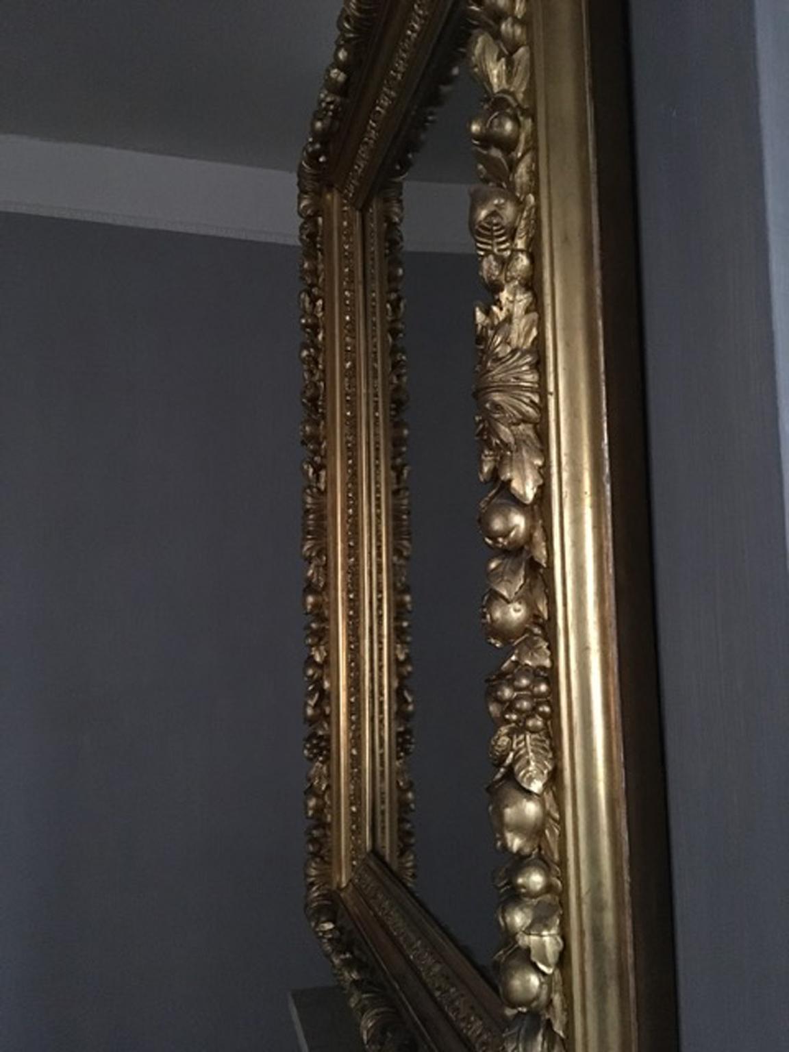 Italie Miroir baroque du milieu du XVIIIe siècle avec cadre en bois doré sculpté en vente 11