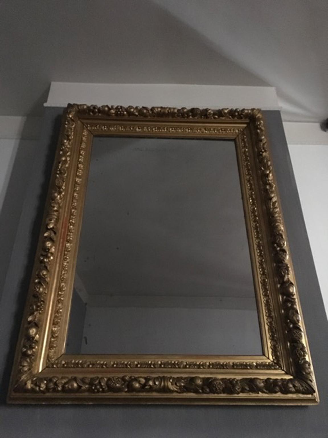 Italie Miroir baroque du milieu du XVIIIe siècle avec cadre en bois doré sculpté en vente 12