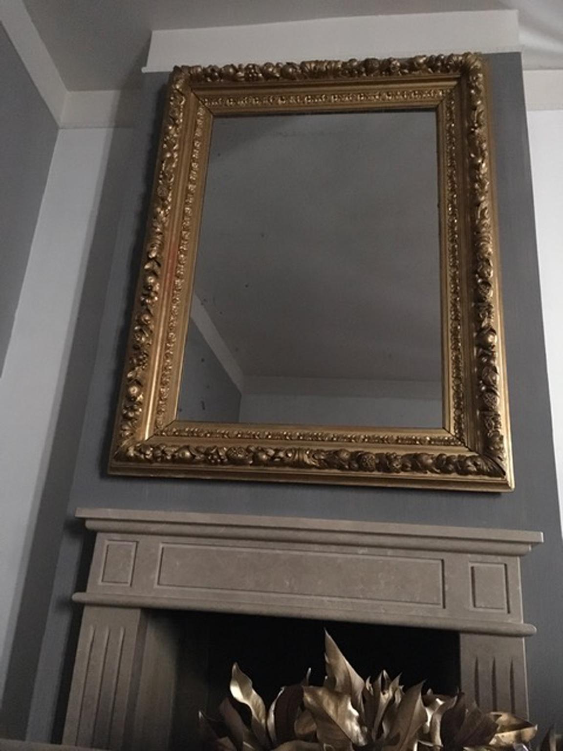 Italy Mid-18th Century Baroque Mirror with Carved Giltwood Frame In Good Condition For Sale In Brescia, IT