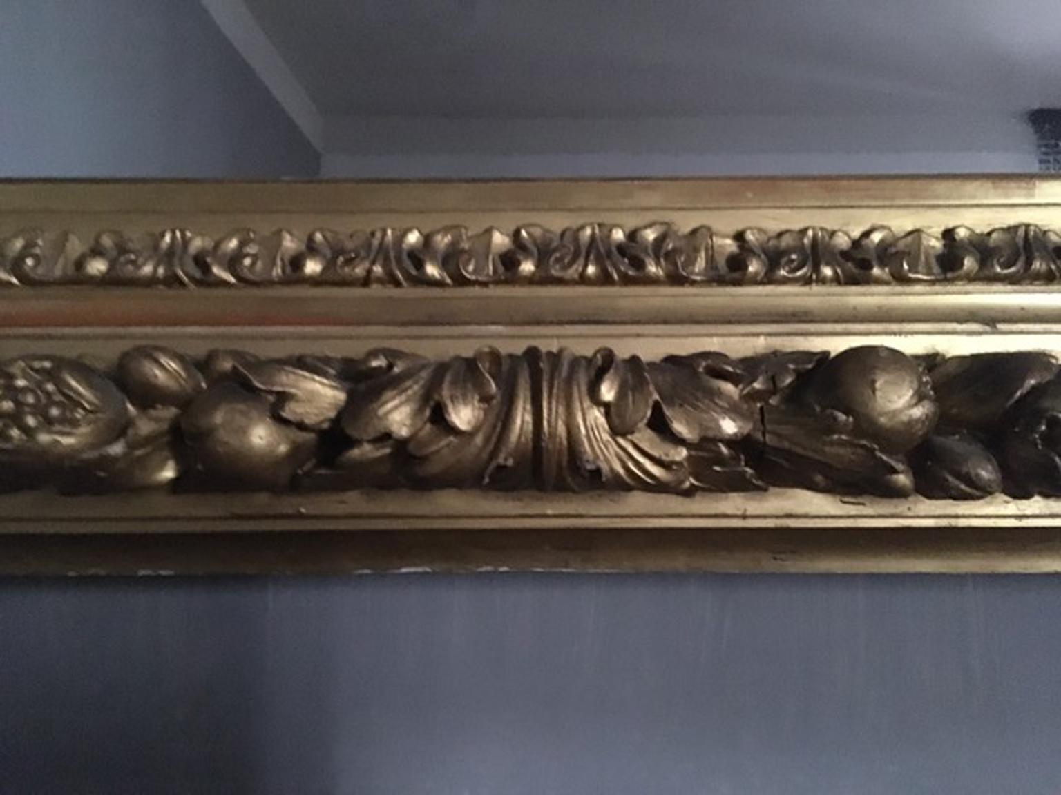 Italie Miroir baroque du milieu du XVIIIe siècle avec cadre en bois doré sculpté en vente 1