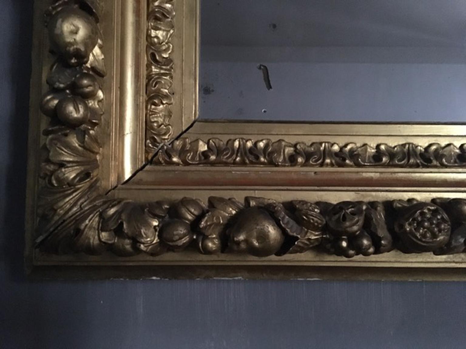 Italie Miroir baroque du milieu du XVIIIe siècle avec cadre en bois doré sculpté en vente 2