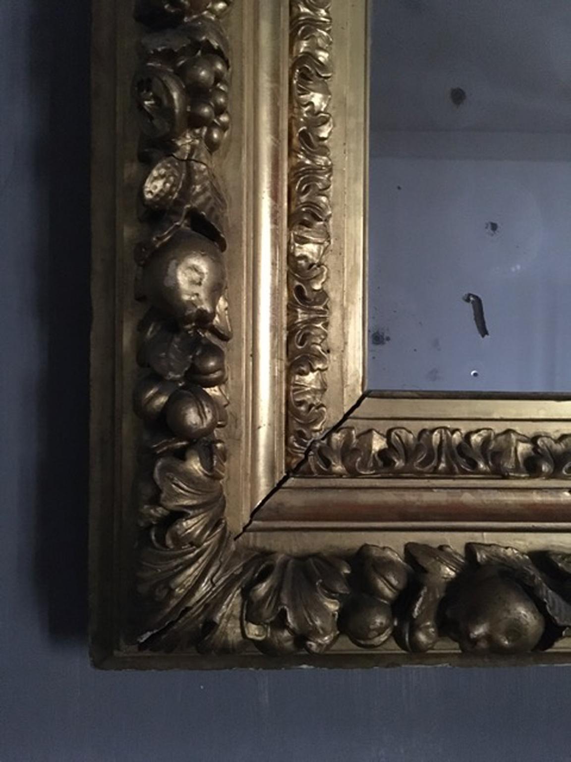 Italie Miroir baroque du milieu du XVIIIe siècle avec cadre en bois doré sculpté en vente 3