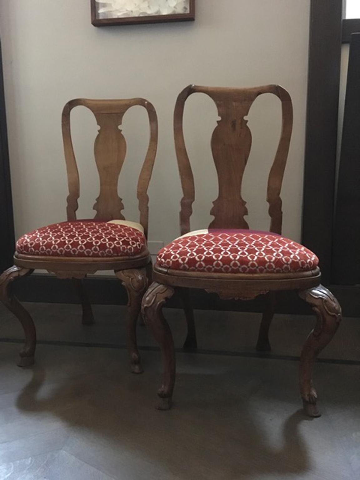 This is a very beautiful pair of elegant dining chairs hand carved in solid oak.
Their shapes are gorgeous and the proportions makes them an important presence in a dining room. Deeply engraved the legs are a little masterpiece of