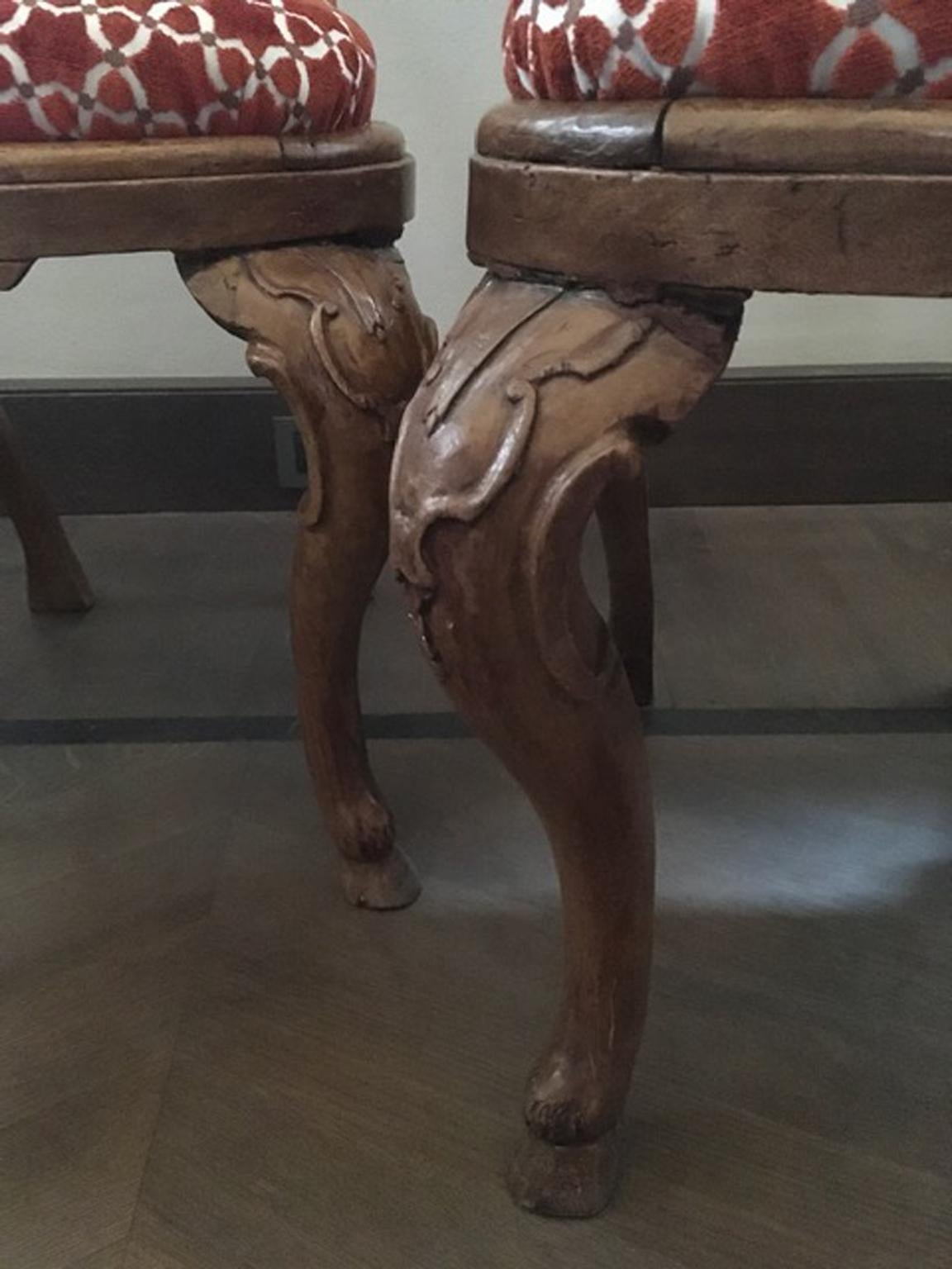 Italy Mid-18th Century Wooden Pair of Dining Chairs Hand Carved In Good Condition For Sale In Brescia, IT