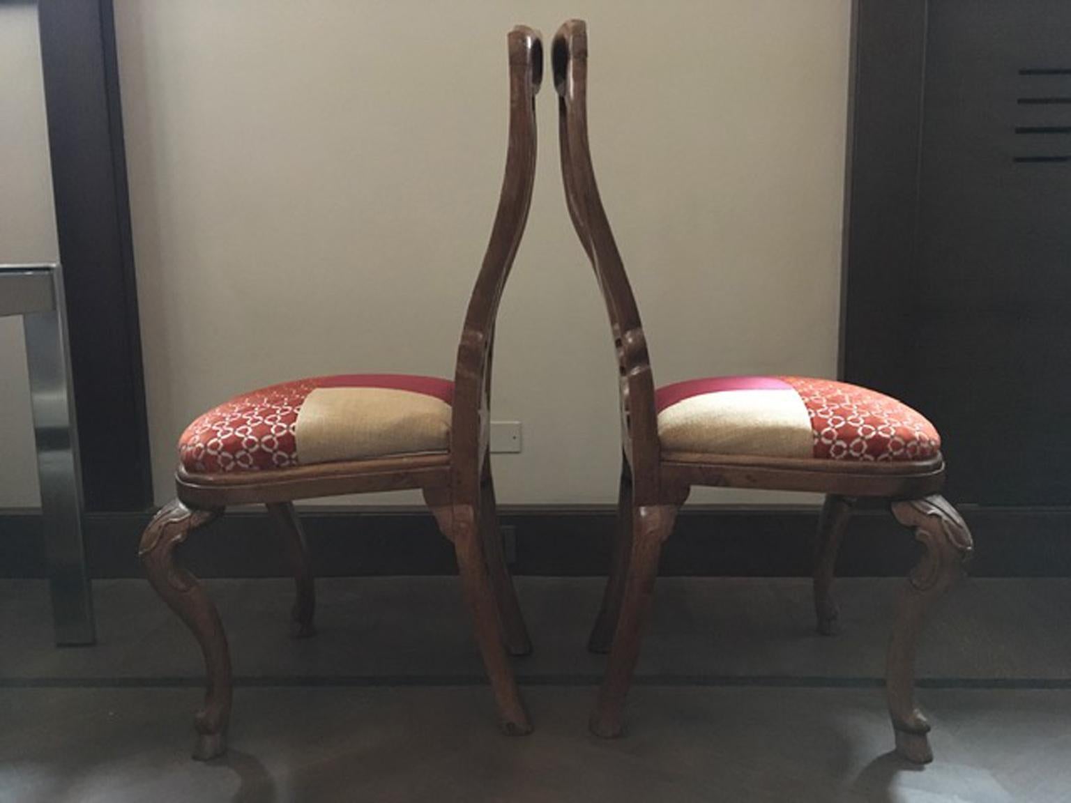 Italy Mid-18th Century Wooden Pair of Dining Chairs Hand Carved For Sale 2