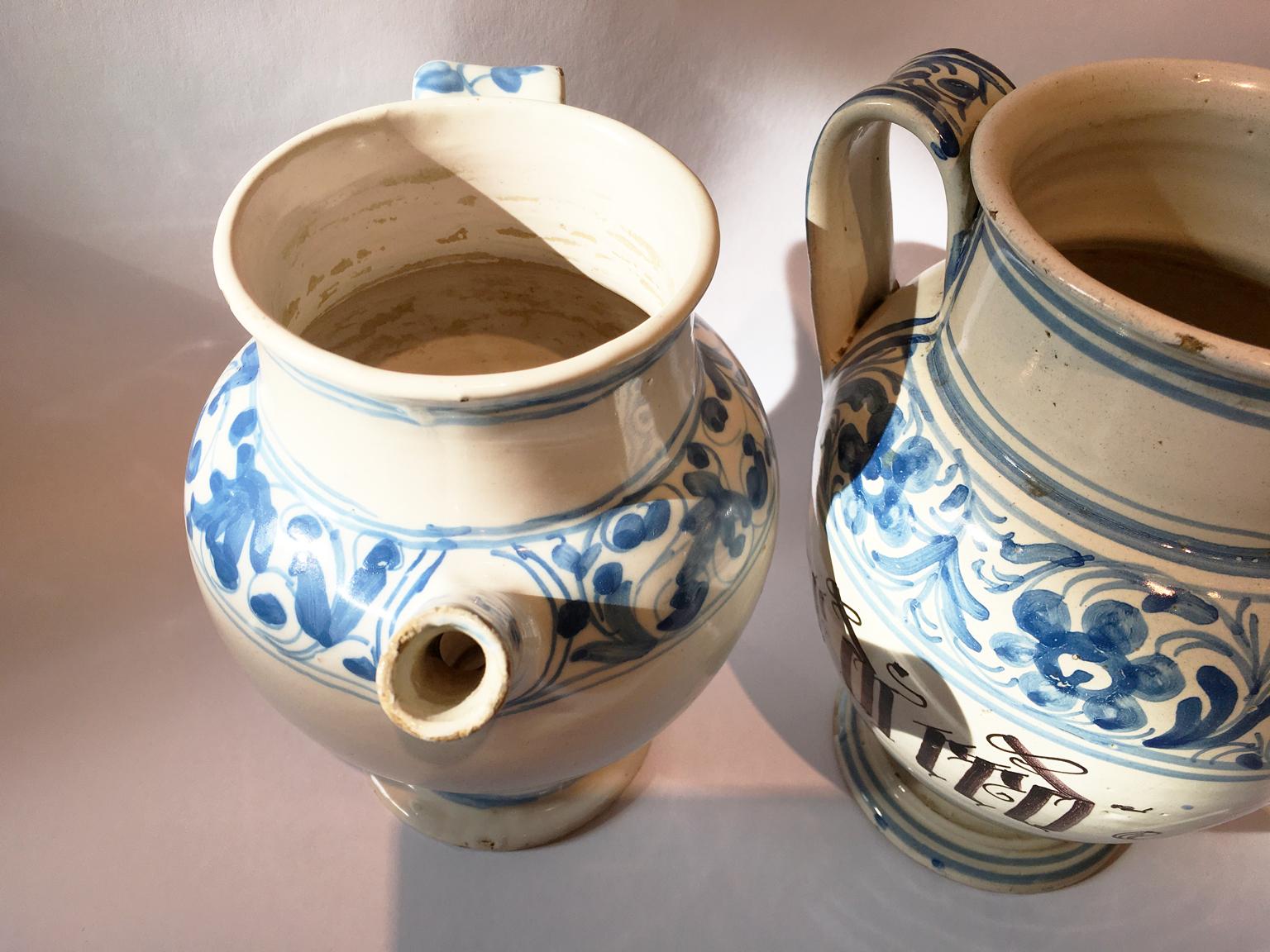 Italy Mid-18th Century Pair of Ceramic Carafes in White and Blue for Pharmacy For Sale 4