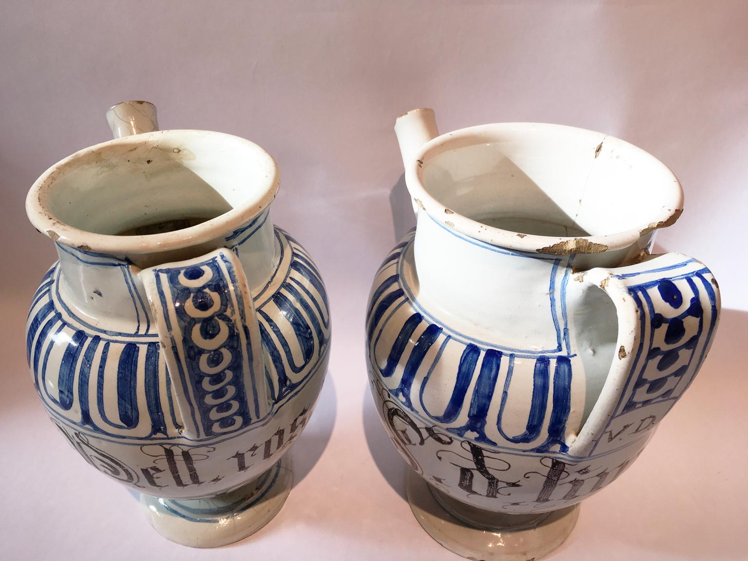 Italy Mid-18th Century Pair of Ceramic Carafes in White and Blue for Pharmacy For Sale 5