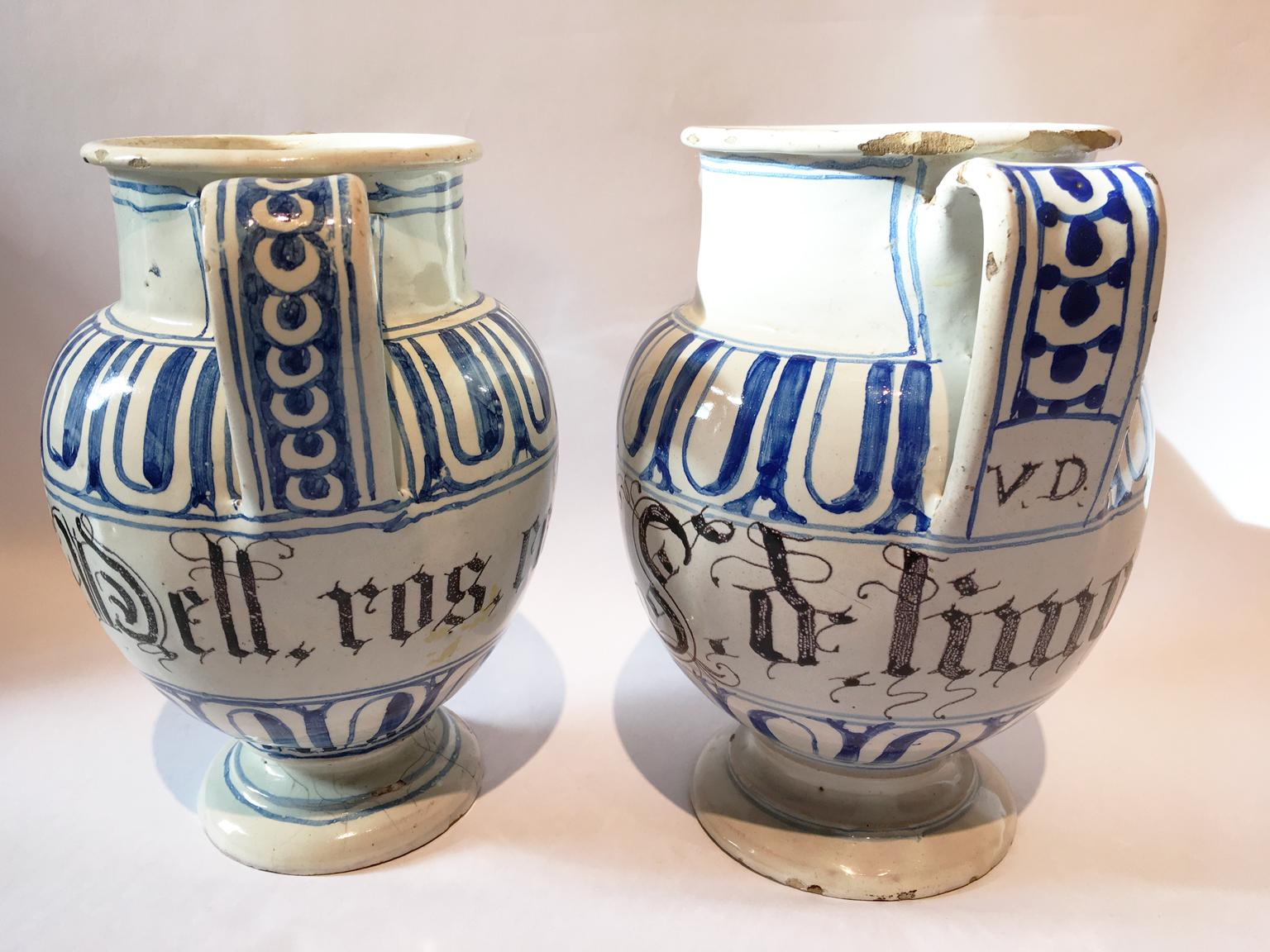 Italy Mid-18th Century Pair of Ceramic Carafes in White and Blue for Pharmacy For Sale 6