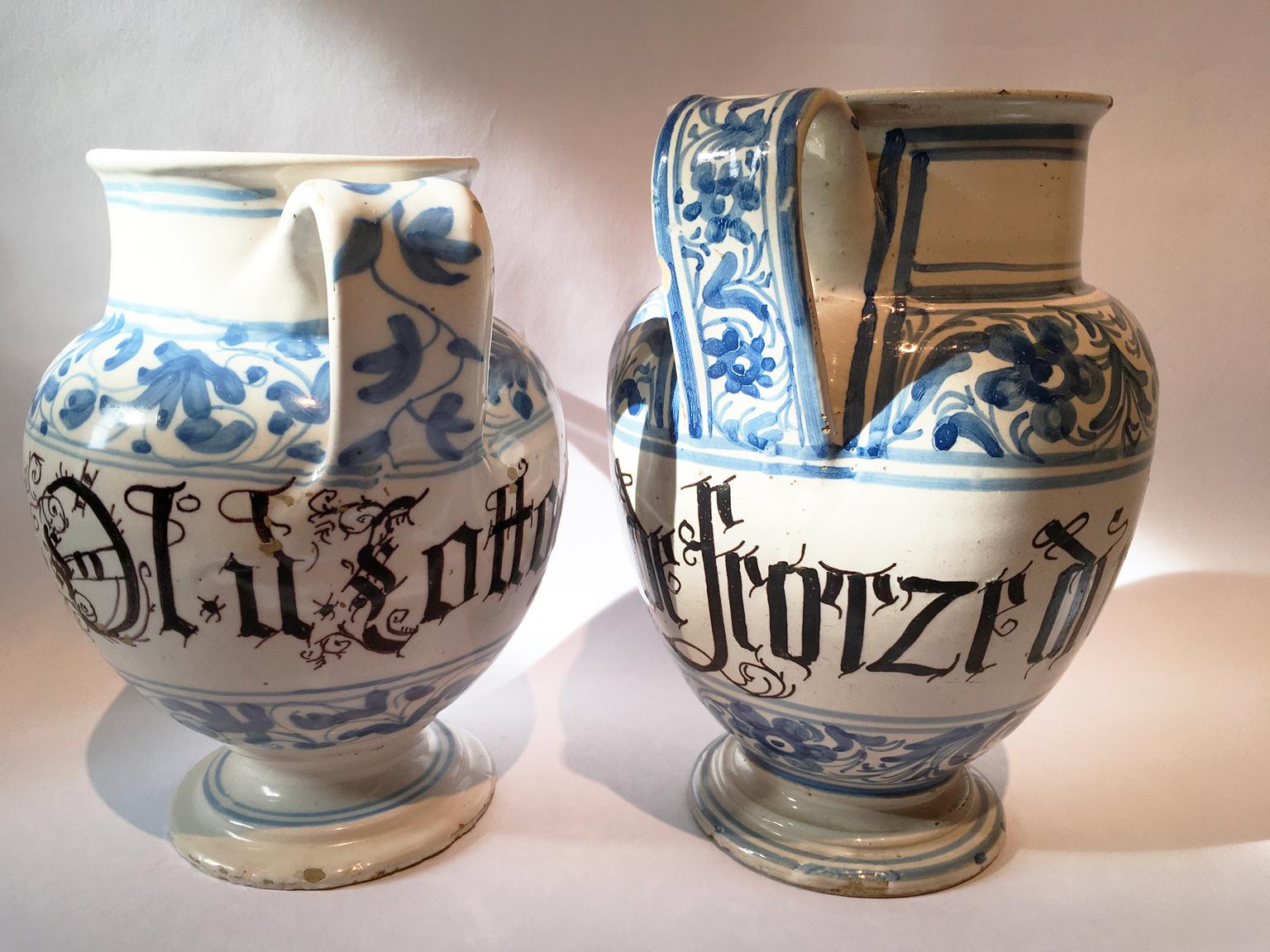 Italy Mid-18th Century Pair of Ceramic Carafes in White and Blue for Pharmacy For Sale 7