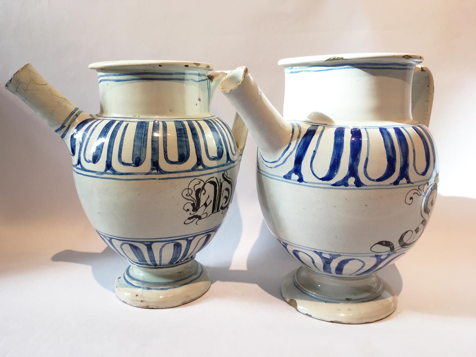 Italy Mid-18th Century Pair of Ceramic Carafes in White and Blue for Pharmacy For Sale 7