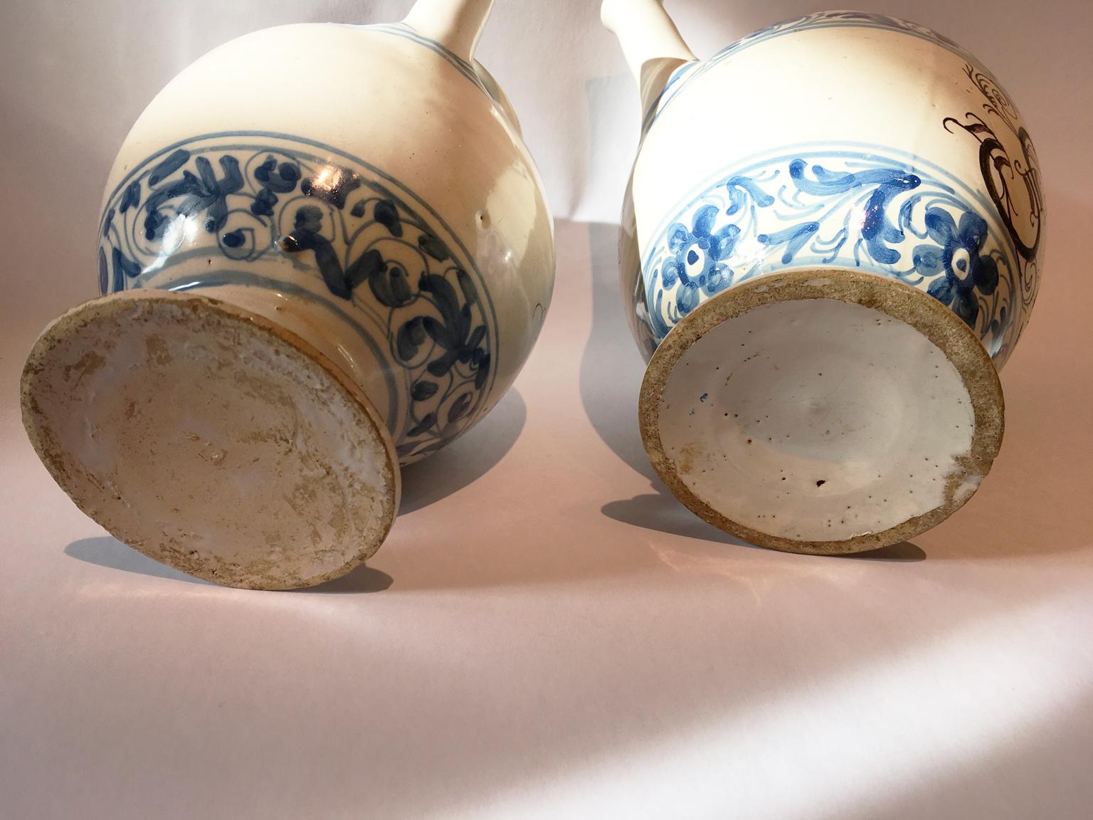 Italy Mid-18th Century Pair of Ceramic Carafes in White and Blue for Pharmacy For Sale 8