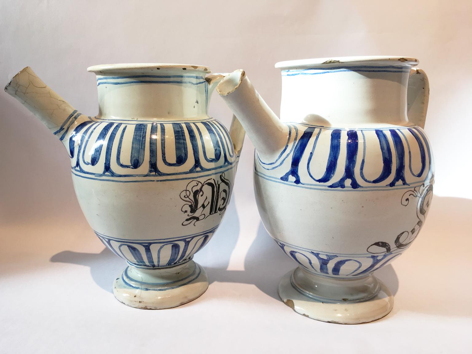 Italy Mid-18th Century Pair of Ceramic Carafes in White and Blue for Pharmacy For Sale 8