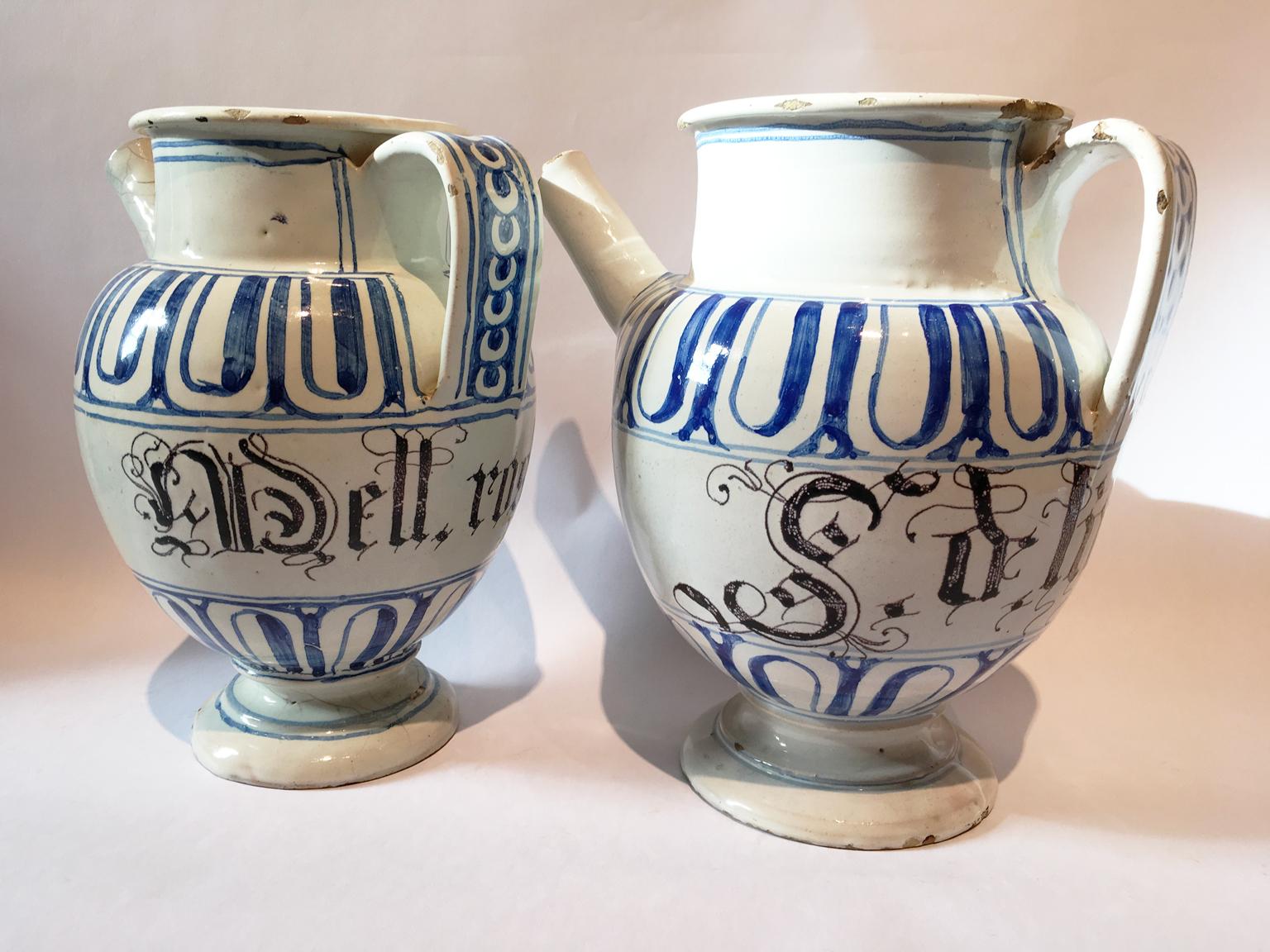 Italy Mid-18th Century Pair of Ceramic Carafes in White and Blue for Pharmacy For Sale 9