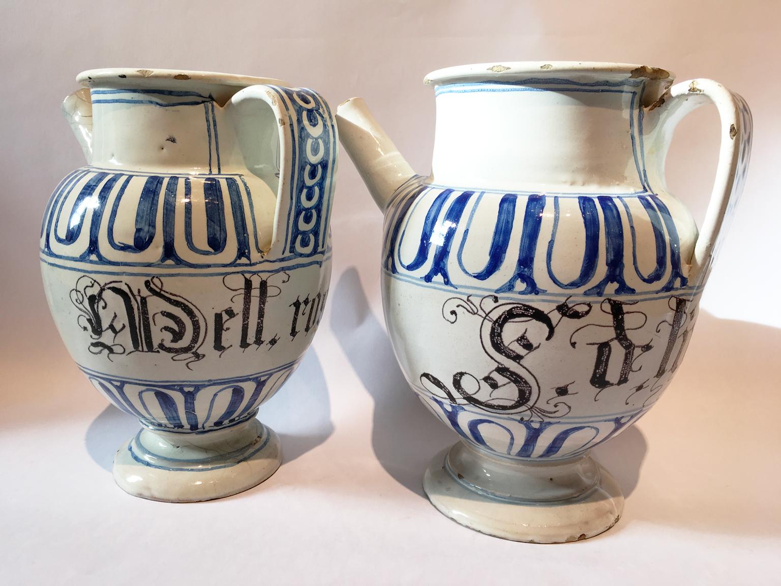 Italy Mid-18th Century Pair of Ceramic Carafes in White and Blue for Pharmacy For Sale 10