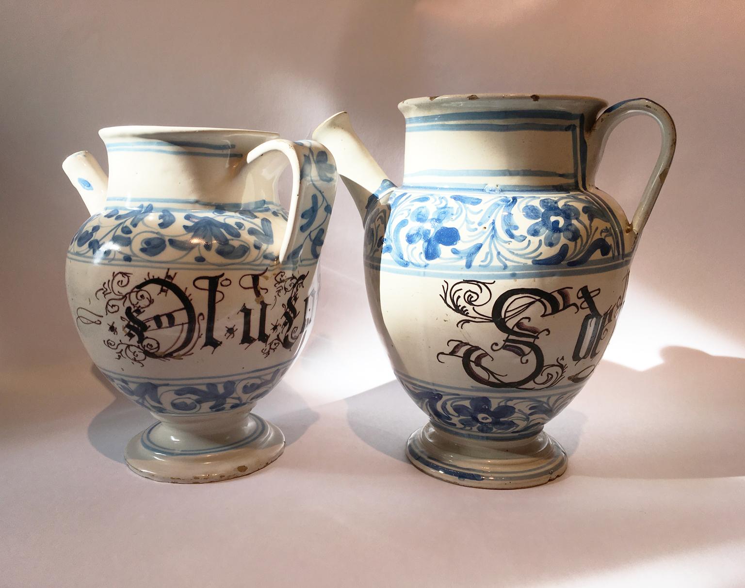 Italy Mid-18th Century Pair of Ceramic Carafes in White and Blue for Pharmacy For Sale 11