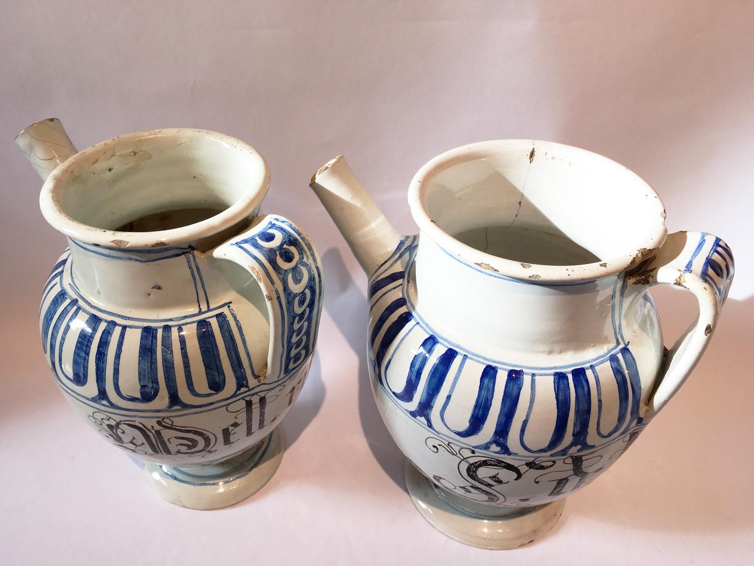 Italy Mid-18th Century Pair of Ceramic Carafes in White and Blue for Pharmacy For Sale 11