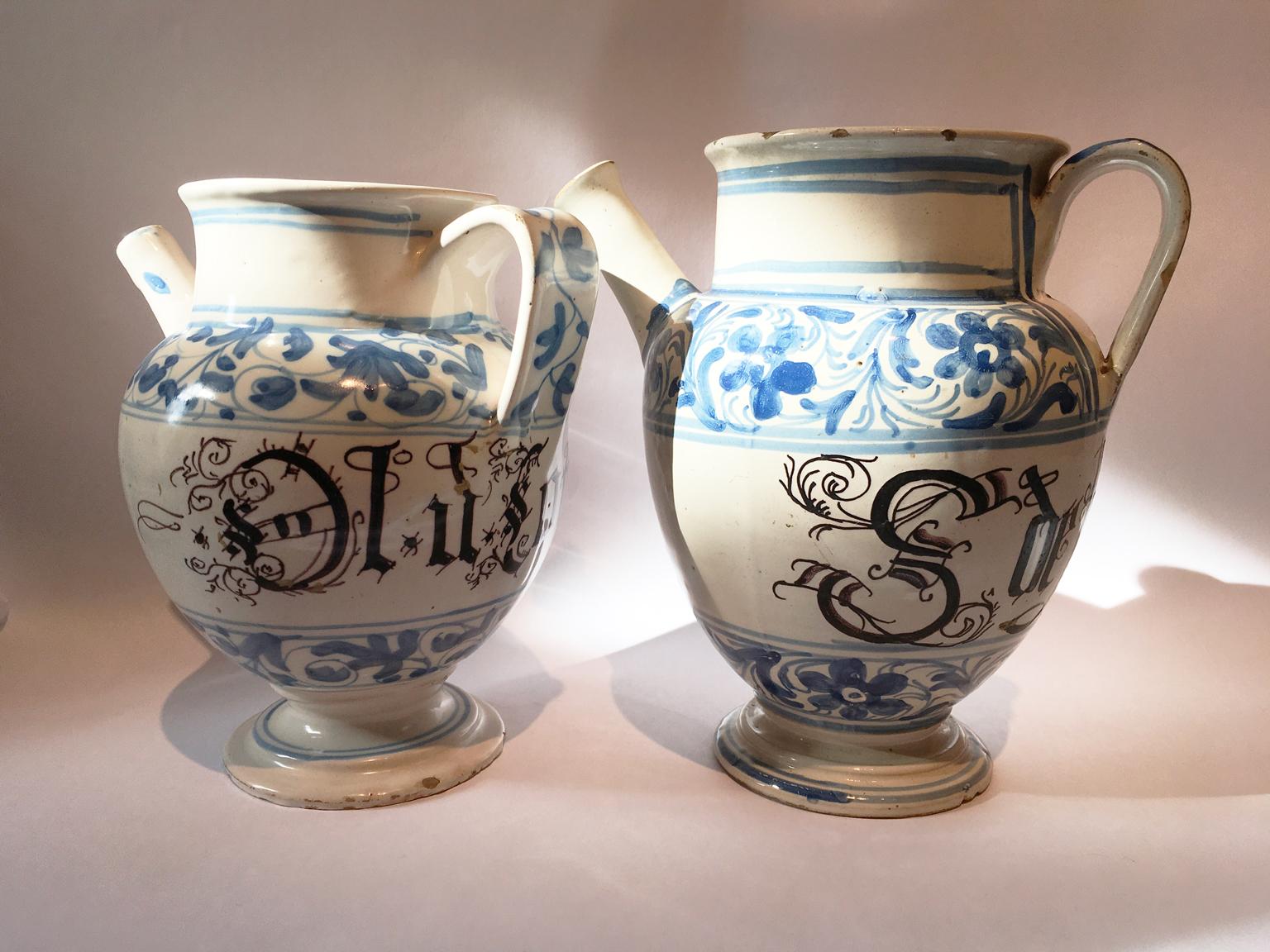 Italy Mid-18th Century Pair of Ceramic Carafes in White and Blue for Pharmacy For Sale 12