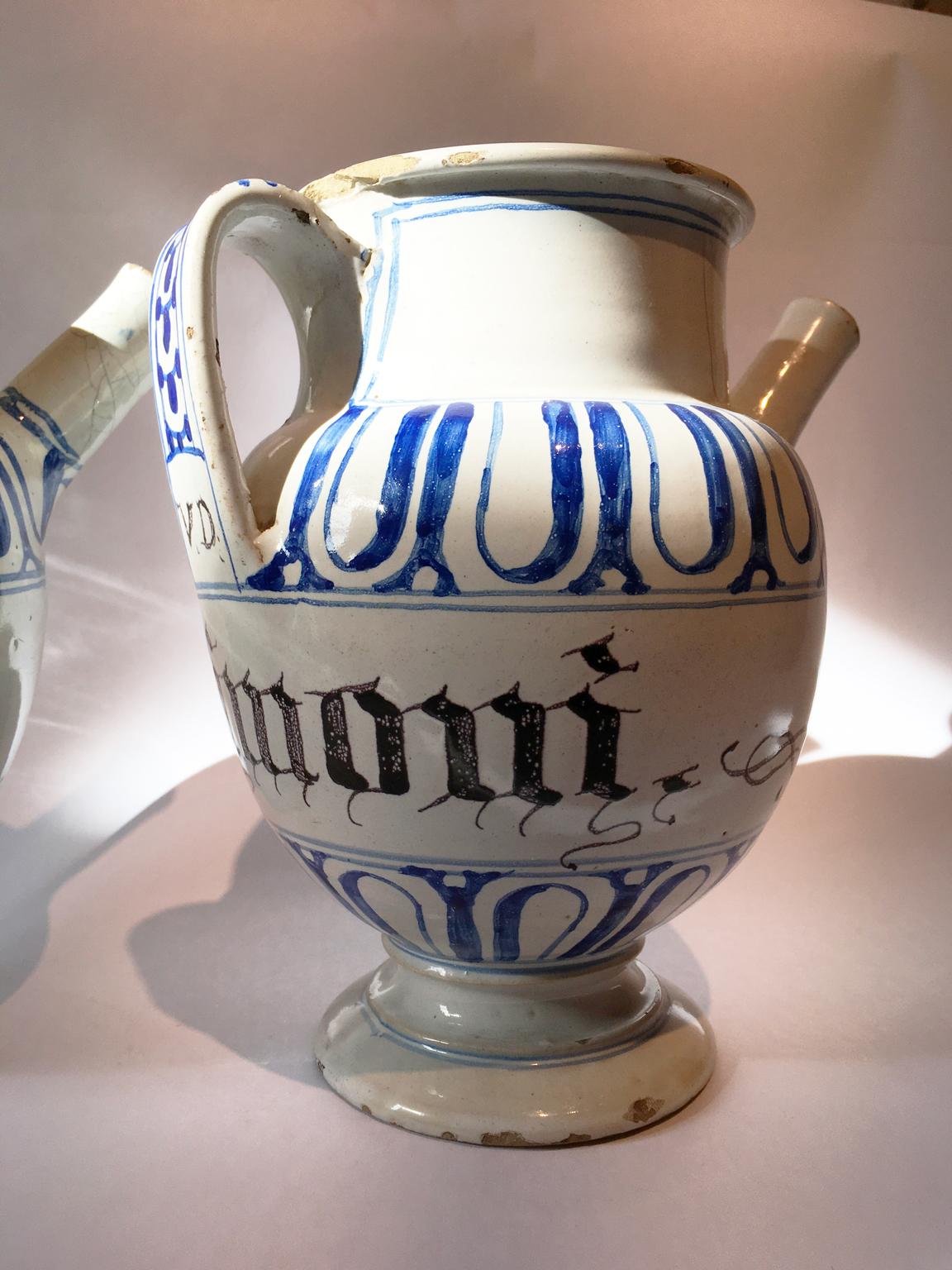Italy Mid-18th Century Pair of Ceramic Carafes in White and Blue for Pharmacy For Sale 13