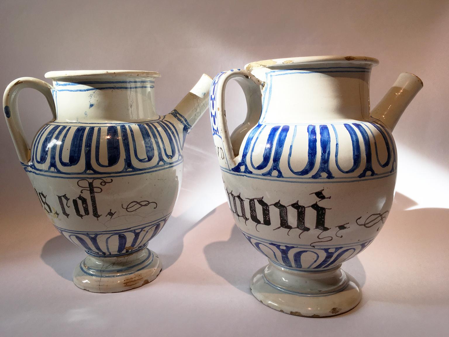 Italy Mid-18th Century Pair of Ceramic Carafes in White and Blue for Pharmacy For Sale 14