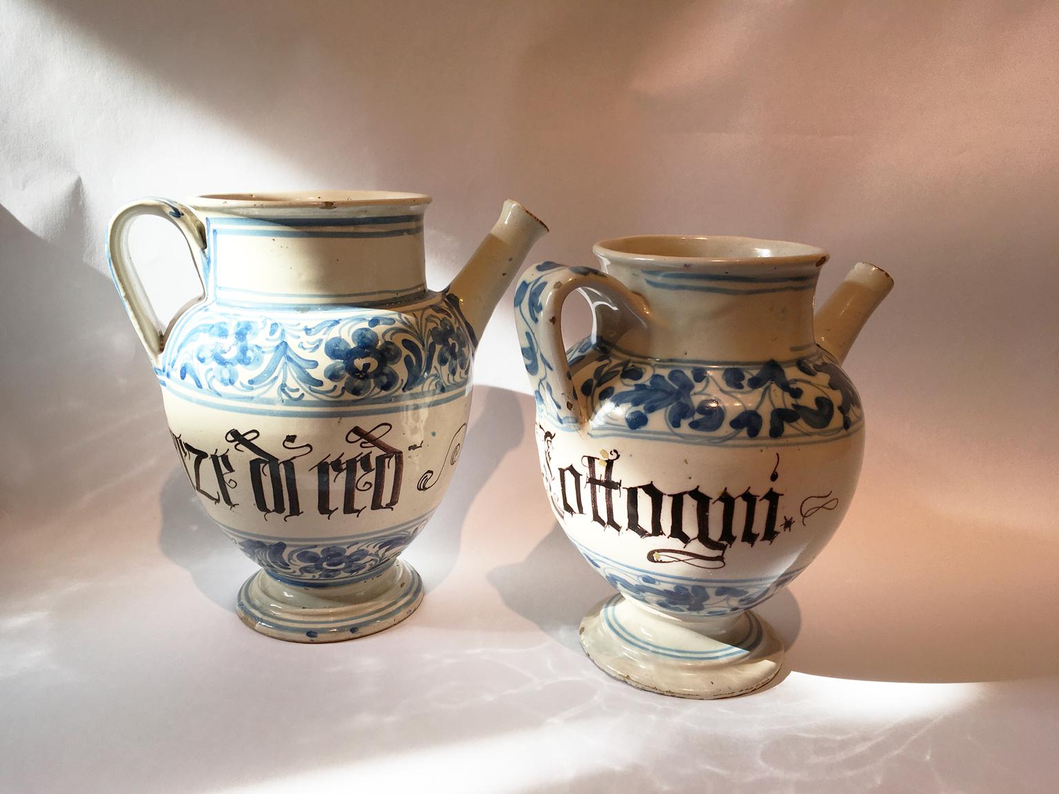 Rustic Italy Mid-18th Century Pair of Ceramic Carafes in White and Blue for Pharmacy For Sale