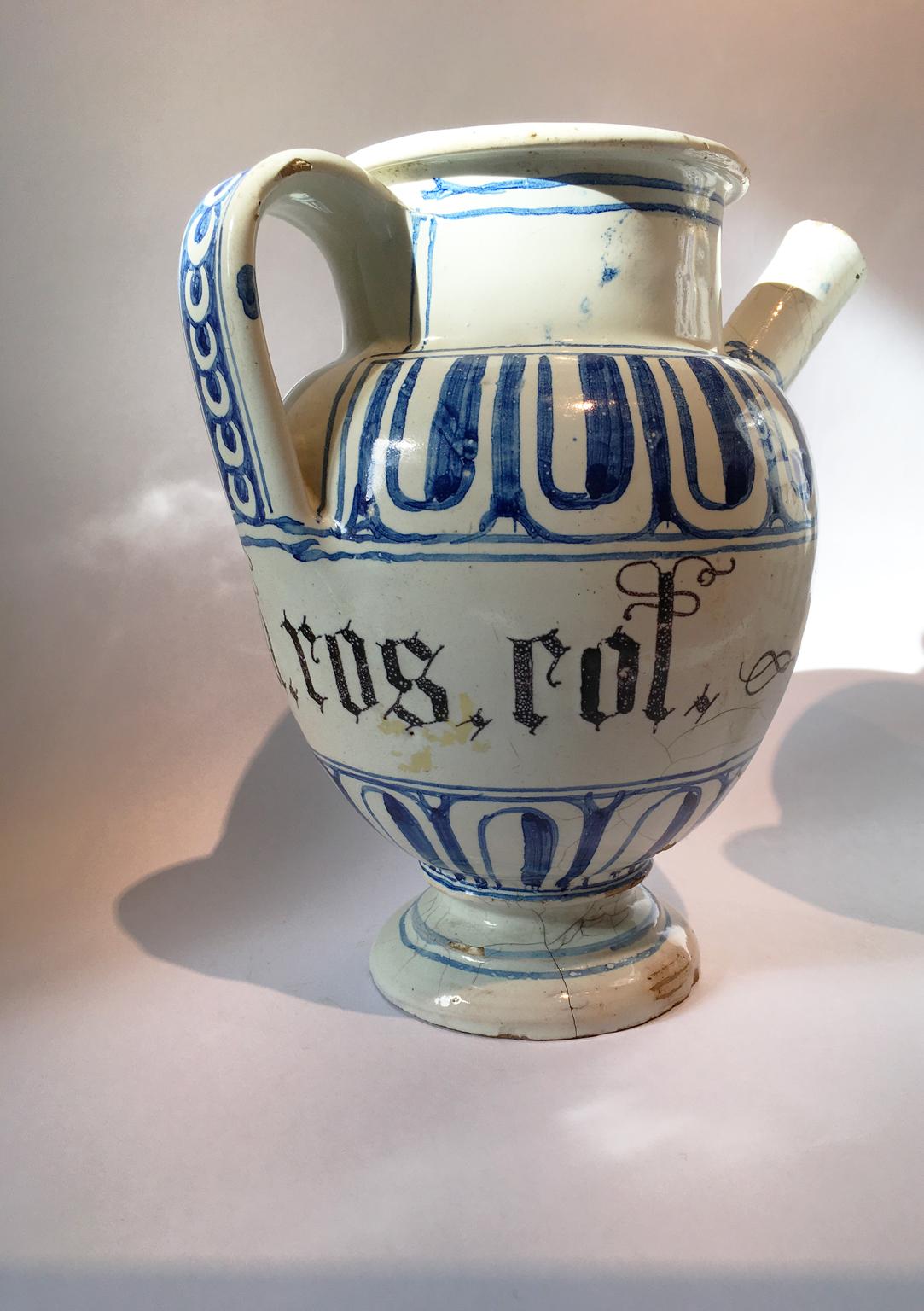 Rustic Italy Mid-18th Century Pair of Ceramic Carafes in White and Blue for Pharmacy For Sale