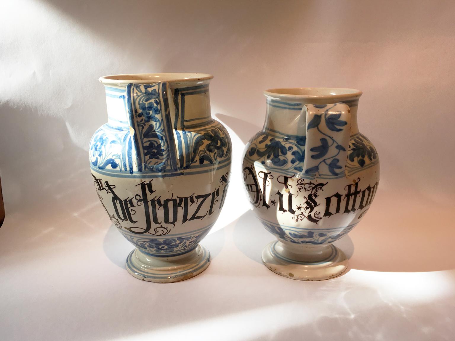 Italien Mitte des 18. Jahrhunderts Zwei Karaffen aus Keramik in Weiß und Blau für die Apotheke (Italienisch) im Angebot