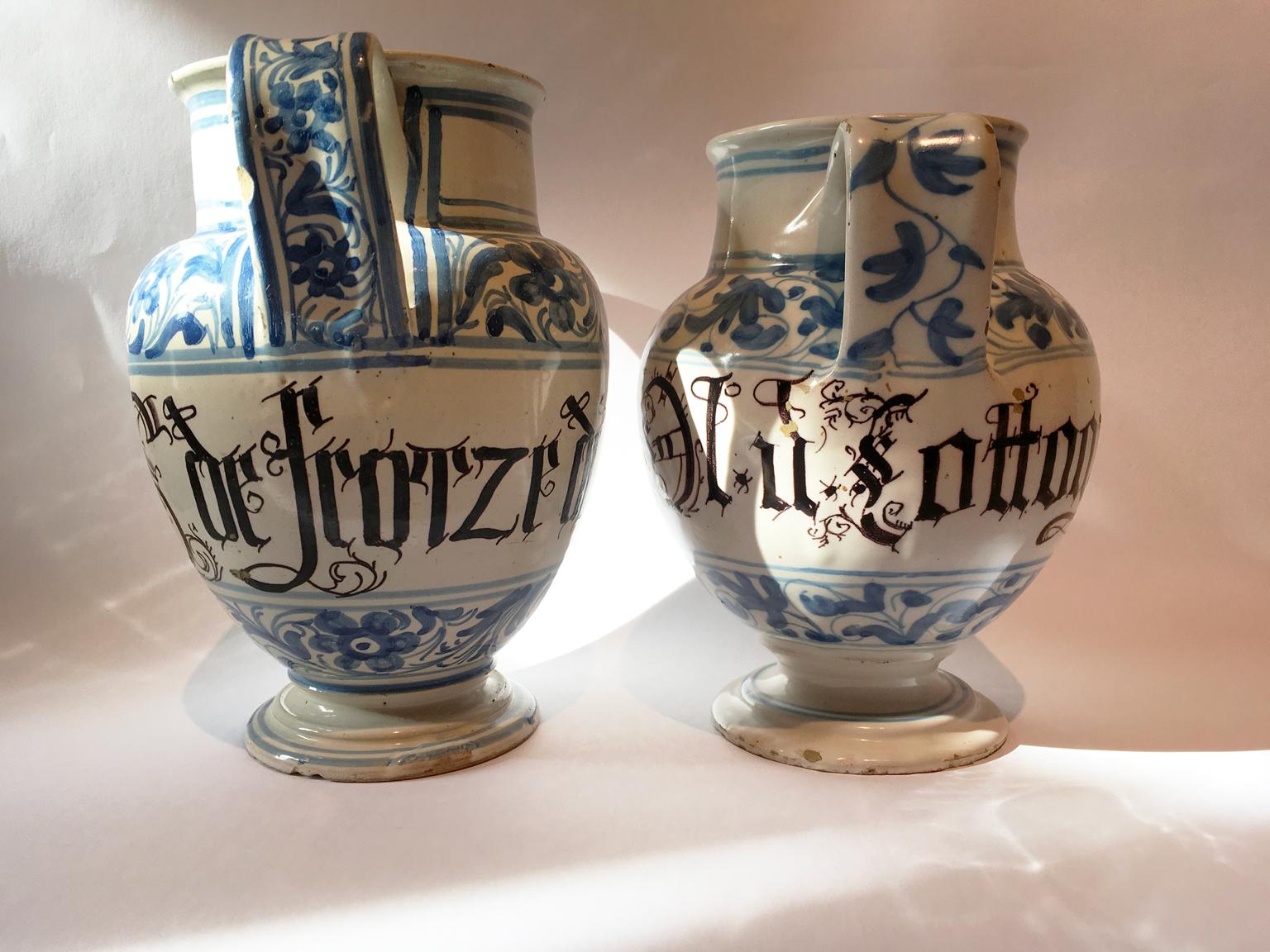 Hand-Painted Italy Mid-18th Century Pair of Ceramic Carafes in White and Blue for Pharmacy For Sale