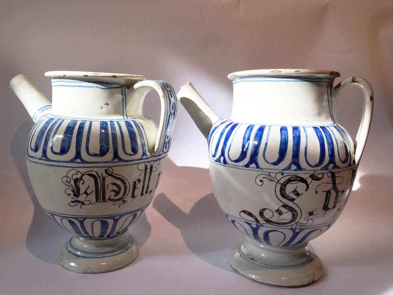 Hand-Crafted Italy Mid-18th Century Pair of Ceramic Carafes in White and Blue for Pharmacy For Sale