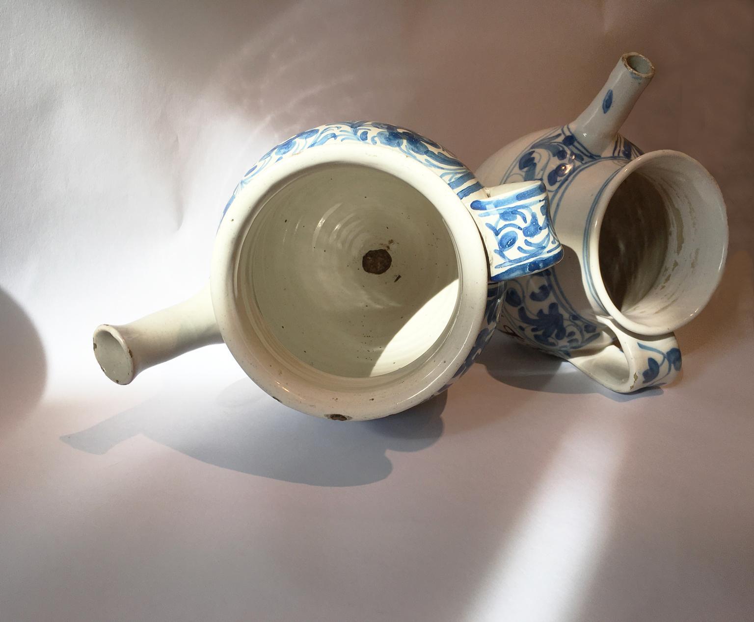 Italy Mid-18th Century Pair of Ceramic Carafes in White and Blue for Pharmacy In Good Condition For Sale In Brescia, IT