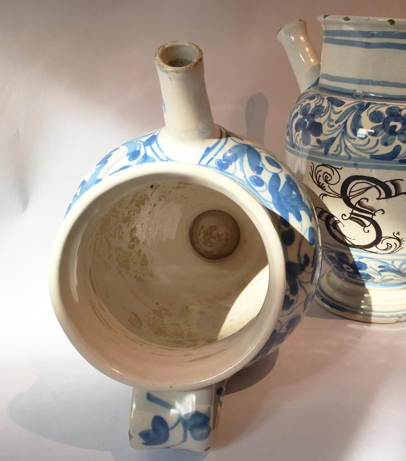 Italien Mitte des 18. Jahrhunderts Zwei Karaffen aus Keramik in Weiß und Blau für die Apotheke im Angebot 1