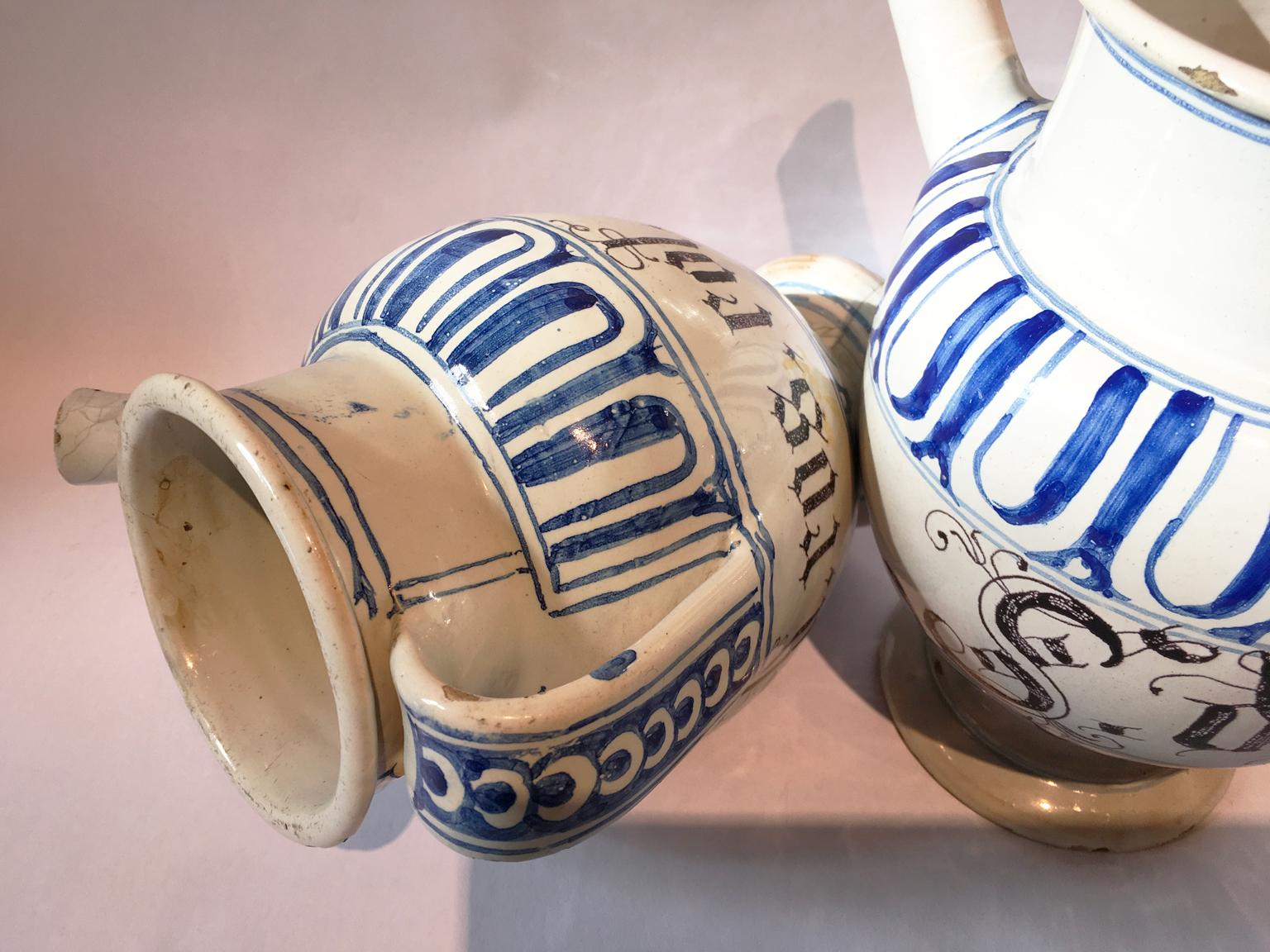 Italy Mid-18th Century Pair of Ceramic Carafes in White and Blue for Pharmacy For Sale 2