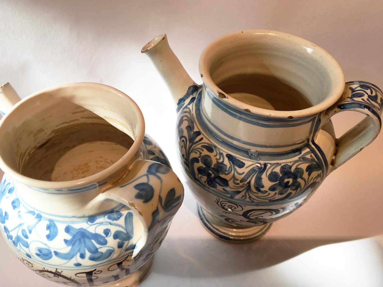 Italien Mitte des 18. Jahrhunderts Zwei Karaffen aus Keramik in Weiß und Blau für die Apotheke im Angebot 3