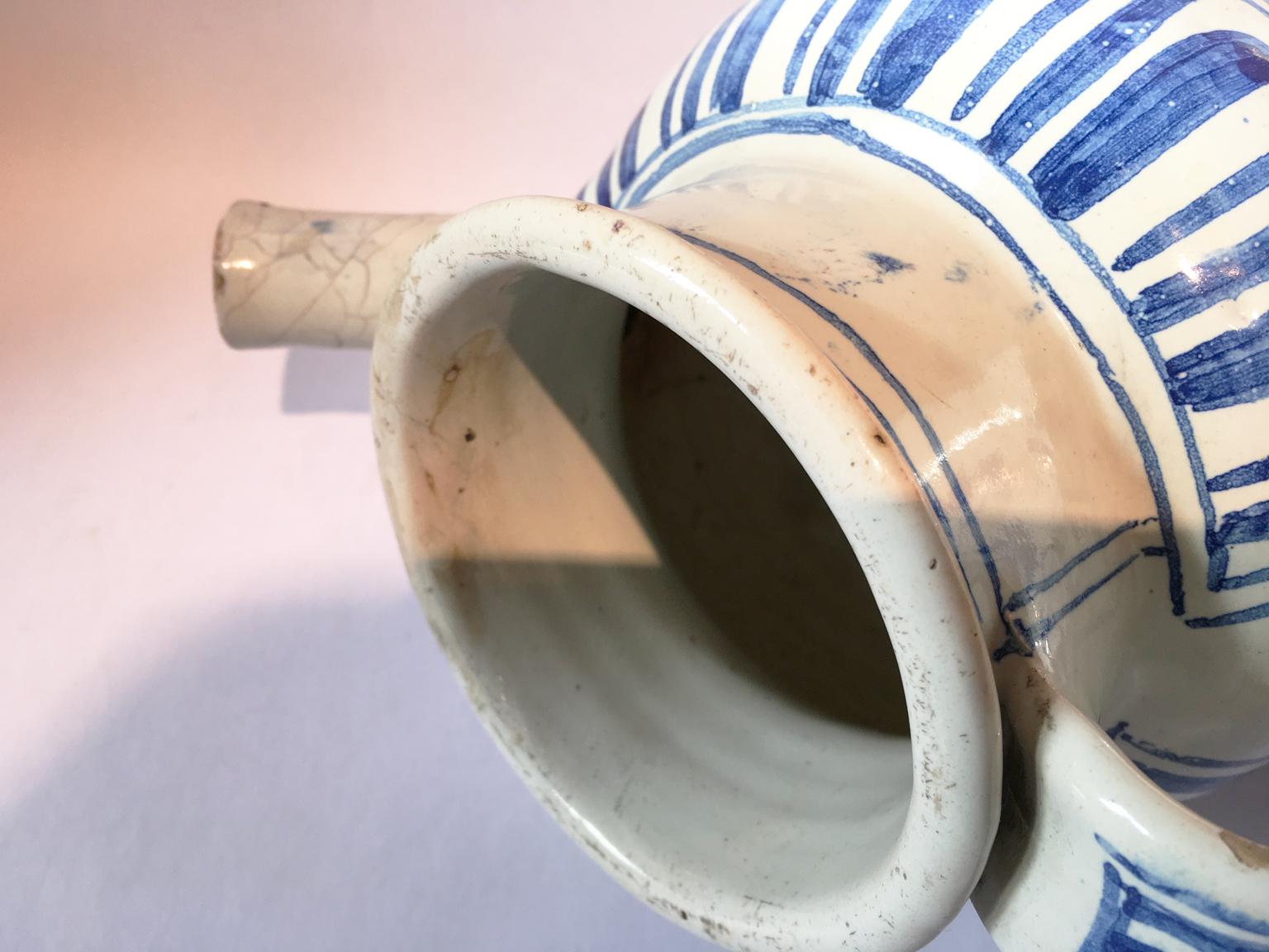 Italy Mid-18th Century Pair of Ceramic Carafes in White and Blue for Pharmacy For Sale 3