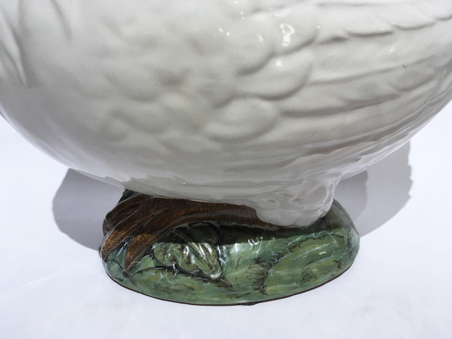 Fatto a mano Ciotola in maiolica a forma di gallo della metà del 18° secolo in vendita