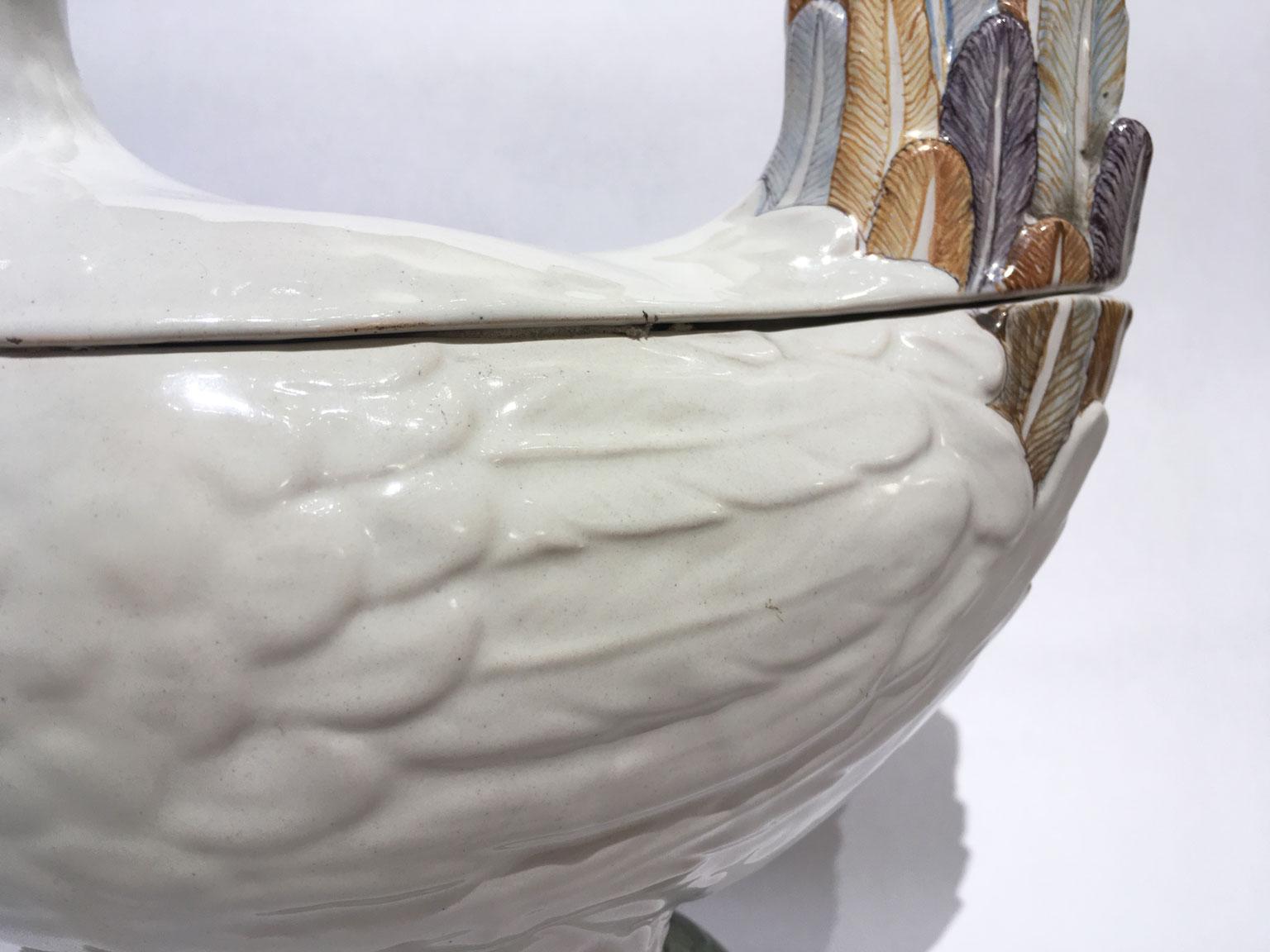 XVIII secolo Ciotola in maiolica a forma di gallo della metà del 18° secolo in vendita