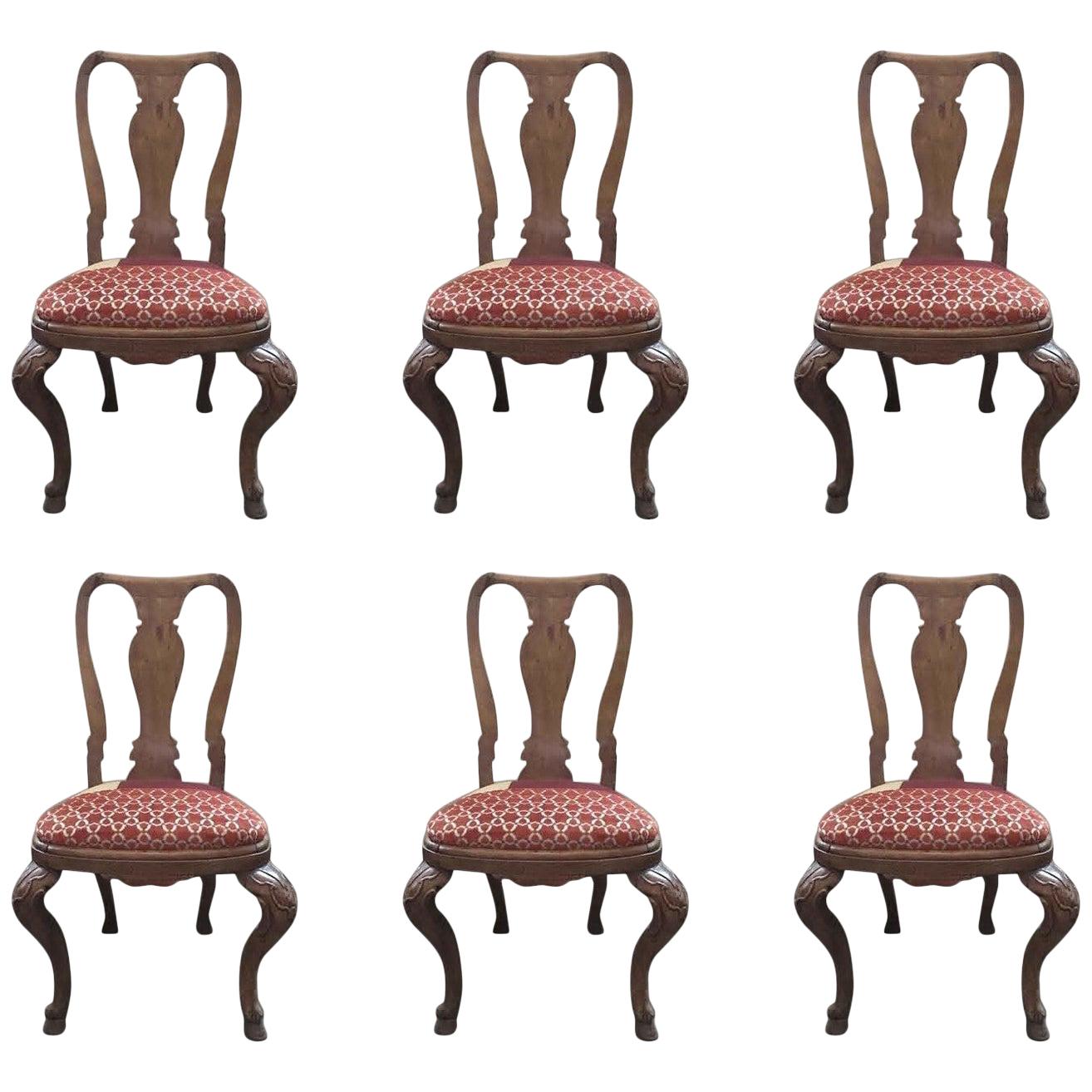 Italie, milieu du 18e siècle Ensemble de six chaises de salle à manger en bois sculpté à la main
