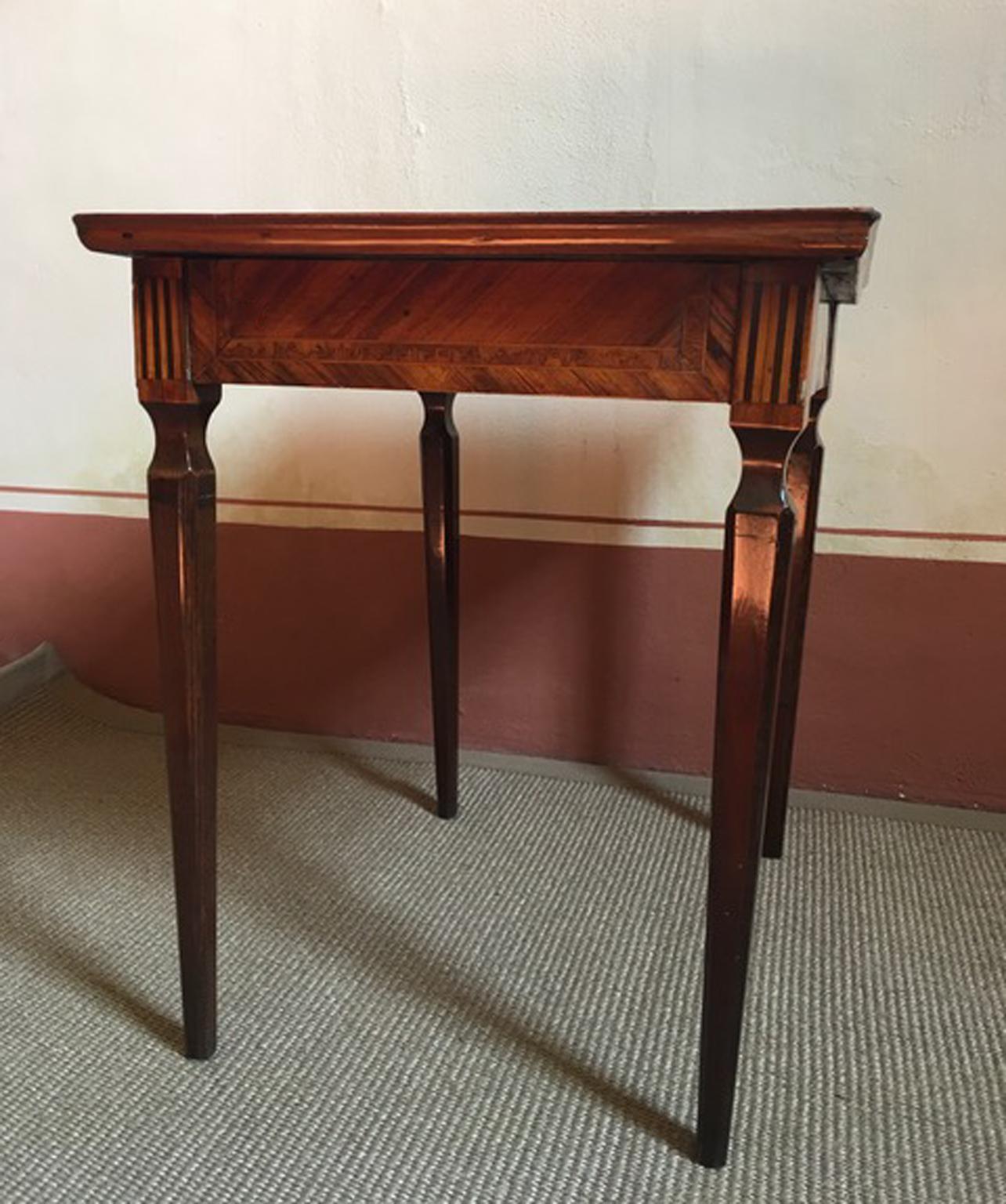 Italy Mid-18th Century Walnut Inlaid Bedside or Side Table with Drawer For Sale 6